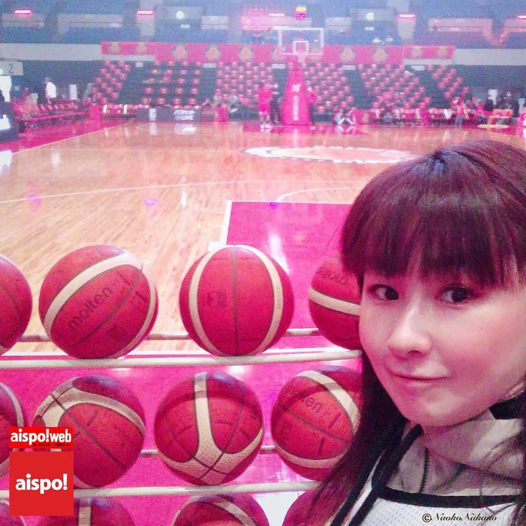 中野菜保子のインスタグラム：「「バスケットボールリーグ第12節🏀取材❗️」 「Basketball League Section 12🏀 coverage❗️」 @aichi_sports . Photo🍎🍎🍎🍎🍎🍎🍎🍎🍎 Movie🍎 . ご機嫌いかがですか？（≧∇≦）？ How's everything?（≧∇≦）？ . 昨日は『aispo!(アイスポ・@aichi_sports)』の取材でドルフィンズアリーナへ❗️ Yesterday, I went to Dolphins Arena to cover "aispo! (aisupo・@aichi_sports) " . 今回は 名古屋ダイヤモンドドルフィンズ vs 三遠ネオフェニックスの対戦🔥 This time is a match between NAGOYA DIAMOND DOLPHINS and SAN-EN NEOPHOENIX🔥 . 共に愛知が本拠地　Both are based in Aichi. . 会場のドルフィンズアリーナでは チームのオリジナルグッズや選手オススメグルメが楽しめる「ドルフィンズマルシェ」があります😋🍽 At the venue, Dolphins Arena, there will be original team merchandise for sale. There will also be a "Dolphins Marche" where you can enjoy gourmet food supervised by the players. . グッズは第12節で初登場のタオルとトレーディングカードがオススメ❗️ For merchandise, They recommend towels and trading cards, which first appeared in Section 12. . タオルは肌触りがふかふかで写真並みのプリント。カードは何が当たるかお楽しみだそう The towels were pleasant to the touch and were a photo-quality print. They say the cards are a fun way to see what you'll win. . 選手監修のメニューは即完売ゆえお早めに🌟激ウマでしたよ😋 The athlete-supervised menu sells out fast, so get there early!That was yummy . 場内のファンは試合前から応援準備が万端 The fans on the field were ready to cheer even before the game. . 実は面白いアトラクションがあって ハーフタイム中1番応援が目立っていた人は豪華景品をGet In fact, an interesting attraction is being held, and whoever stands out the most cheering during the half will get a great prize! . 応援ボードやグッズで大盛り上がりです🙆✨ They were so excited with the cheering boards and merchandise! . DJライブやチアリーディング・照明の演出で会場の期待感もMAX⤴️ The anticipation of the venue was also maximized with live DJs, cheerleading, and lighting. . そんな中選手のウォーミングUPが始まってもう格好良さにしびれちゃう😆🏀 Meanwhile, the players began to warm up and I was so numb to their good looks. . いよいよ試合開始！続きはまた後日❗️ Finally, the game begins! More to come❗️ . ※『aispo!』(@aichi_sports)は 愛知県が県内のスポーツ情報を発信する フリーペーパー及びwebsiteです "aispo!" (@aichi_sports) is a free paper and a website that provides sports information by Aichi prefectural government. ＊ #バスケットボール #日本男子バスケットボールリーグ #bleague #球技 #basketball #sports  #名古屋ダイヤモンドドルフィンズ #安藤周人 #張本天傑 #三遠ネオフェニックス #太田敦也 #ドルフィンズアリーナ#Japannationalplayers #ballgames #athlete #愛知県 #aispo! #あいスポ #スポーツ情報誌 #スポーツ #aispo公式リポーター #aispo公式PR #中野菜保子 #俳優 #リポーター #coverage」