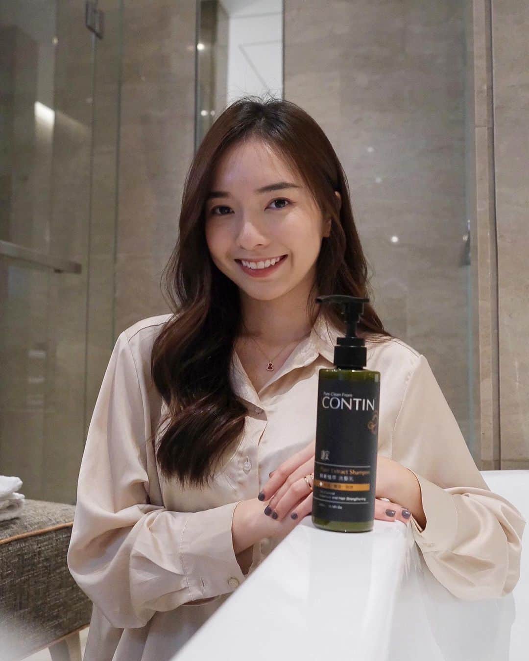 STEPHY YIWENのインスタグラム：「本来以为这个 #蒜头shampoo 不好闻 想不到洗了有清新果香味 头皮敏感还被治好了 😝  因为术后没办法每天洗头 开始头皮敏感 不止会痒，头发还会掉很多，排水管塞住真的太烦了😣 听到Contin的shampoo是 #蒜头制成 我就迫不及待想尝试（因为蒜头是世界上抗菌力最强的植物）效果果然很好！  首先包装很有高级感，看到都想买它，用起来呢 #质地很浓稠，少少的量就可以洗到很完整～一开始洗虽然有点酵素味，但过后的清香真的很nice，好喜欢啊❤️  头皮敏感、头皮屑、落发，一定程度都是细君作怪，Contin里50%都是大蒜酵素成分，蒜头让细君不能生存，头皮自然就变健康了！而且，大蒜里的维生素E、硒都是头皮需要的营养，落发也一并解决了～现在头皮清爽不瘙痒，头发也不会满地都是，Contin真的无可挑剔❤️  我知道很多头皮有问题的人 换shampoo换到很灰心 认真推荐你们试试看contin哦！ 推荐给大家👉 lihi1.com/oL0yf 上Hawooo搜索【CONTIN 酵素植萃洗发乳】」
