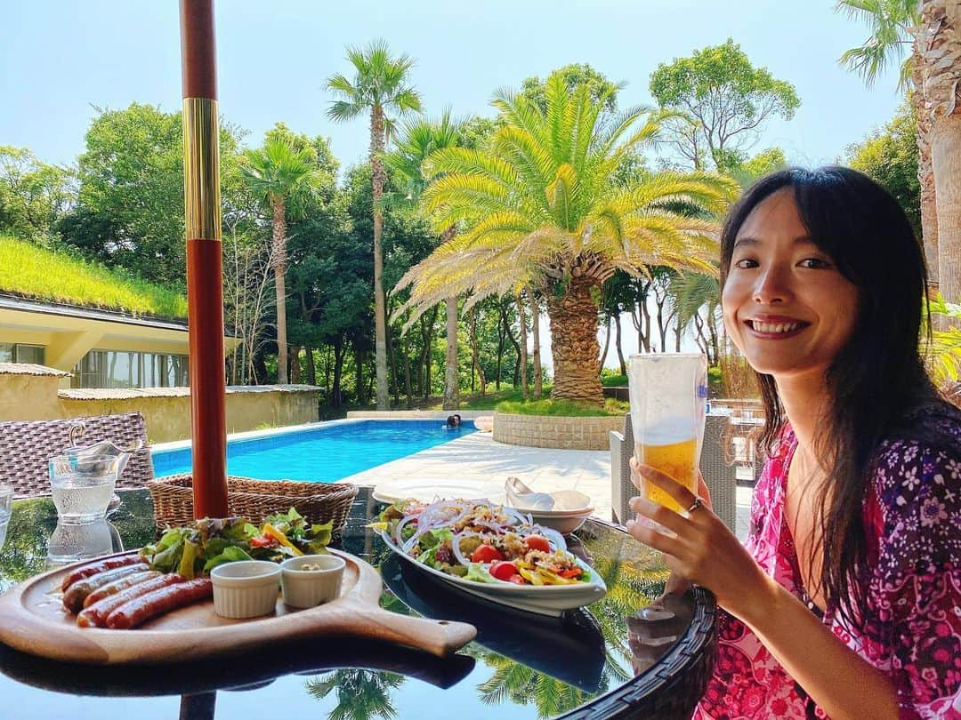 中上サツキのインスタグラム：「ぽかぽかなところに旅行行ってビールとビールとワインとビールが飲みたいですね！！！寒いとあったかそうな写真見ちゃう。ビールが飲めて嬉しそうな中上。 いつしかのです。」