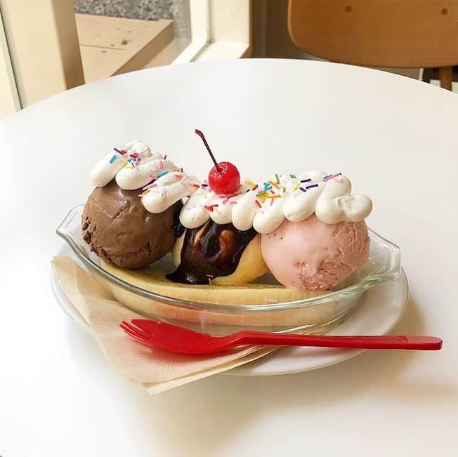 のインスタグラム：「［#cafemiru_東京］［#cafemiru_小伝馬町］﻿ ——————————————————————﻿ ドーナツが売りのベーカリー🍩「chigaya bakery」﻿ ﻿ おしゃれなフードコート式になっており、他にはピザやタコスのお店も並んでいます🤤✨ニューヨークをイメージされたドーナツたちはとってもキュートです🥰💖﻿ ﻿ ☑バナナスプリット🍌﻿ ※販売状況は事前にお店へご確認ください。﻿ ﻿ 📍 chigaya bakery﻿ ⚪︎住所 / 東京都中央区日本橋本町3-11-5 commissary内﻿ ⚪︎営業時間 / 【月〜日】10:00〜19:00﻿ ※現在は営業時間が異なる場合がございますので、事前にご確認ください。﻿ ⚪︎定休日 / COMMISSARYに準ずる﻿ ⚪︎アクセス / 小伝馬町駅より徒歩4分﻿ ﻿ 【#cafemiru_Tokyo】【#cafemiru_Kodenmacho】﻿ 📍chigaya bakery﻿ ◎Open Hours /【MON-SUN】10:00〜19:00﻿ ◎closest station / 「Kodenmacho」﻿ ﻿ ☕️ @chigaya_commissary﻿ 📷 @mgmg____zzz﻿ ———————————————————﻿ Cafemiruでは「#インスタ探検隊」or「#cafemiru」をタグ付けしているカフェ写真から、運営スタッフが厳選してご紹介しています👀🔍 ﻿ ￼」