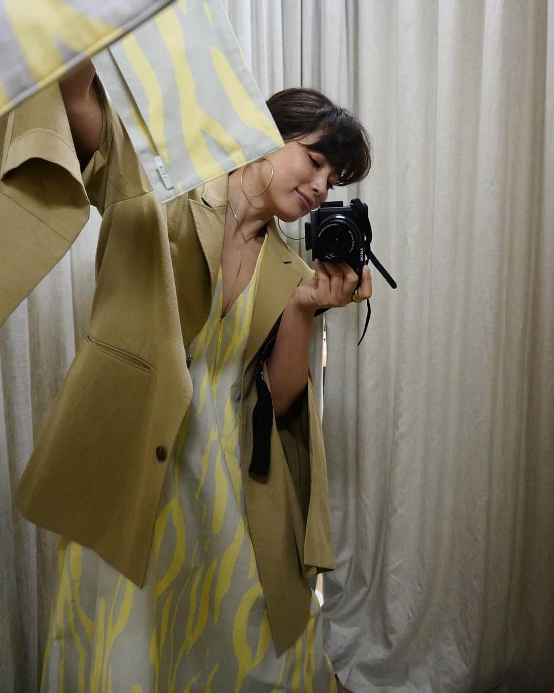 JUNNAさんのインスタグラム写真 - (JUNNAInstagram)「￼ 【先行受注】  @etretokyo #2021ETRE_ss  ETRÉ TOKYOでは珍しい柄もの  コットン100%の🦓ワンピース  ⚪️ゼブラペイントコットンテントワンピース  気分にハマって大のお気に入り。  写真のカスタードカラーとブラックの2色展開  @mariablackjp のイヤカフは MARIA BLACK × CINOH for Demi-Luxe BEAMS  デンマークのジュエリーブランド ＜MARIA BLACK（マリア ブラック）＞に、 東京ブランド＜CINOH（チノ）＞のデザイナー茅野誉之氏によるアレンジを加えたスペシャルコレクション  程よいボリューム感でお気に入り   ワンピースの生地で作った マスクケースは展示会のお土産でした💛  このSS Collectionの中でも特別な存在のワンピース とにかくシルエットが最高に可愛いのです...  今日公開のYouTubeでも着ているので是非ご覧下さい  🌿2021 SPRING COLLECTION PRE ORDER  ⚪️ONLINE STORE 12/10(木)19:00 -12/17(木)12:00PM  ⚪️LUMINE SHINJUKU 12/10(木) -12/16(水)  #etretokyo #春服 #春#春コーデ#春メイク#mariablack #156cm#bottegaveneta#YouTube#21SS#ワンピース #BEAMS#CINOH」12月10日 12時21分 - junna