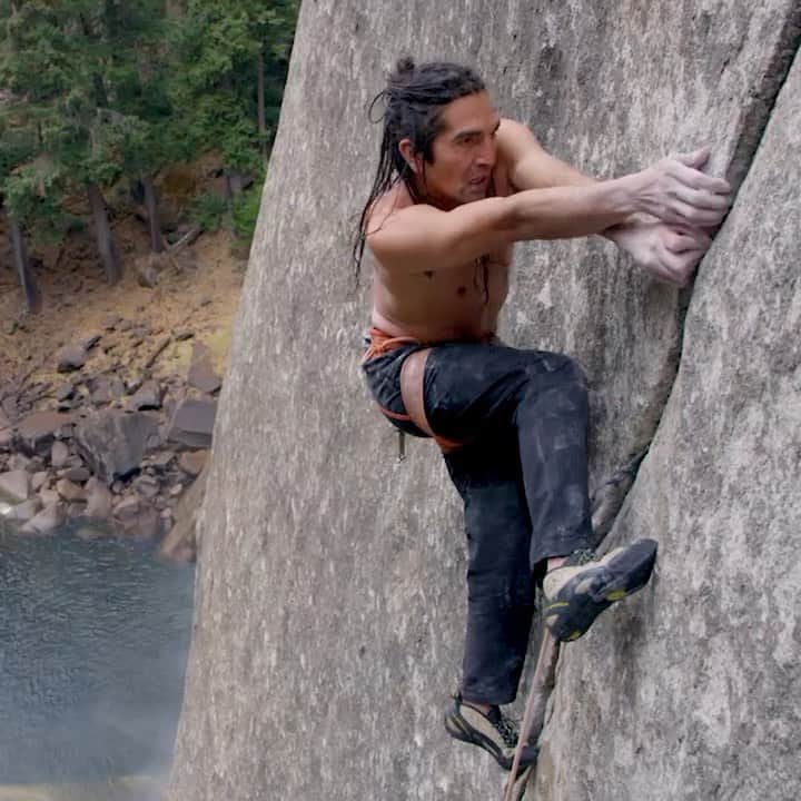 ジミー・チンのインスタグラム：「If you need your rock climbing fix, my friends at @reelrock are launching their global online premiere of REEL ROCK 15 this weekend starting Friday Dec 11. Hit the link in my bio for tiks!   @lonniekkauk @hazel_findlay」