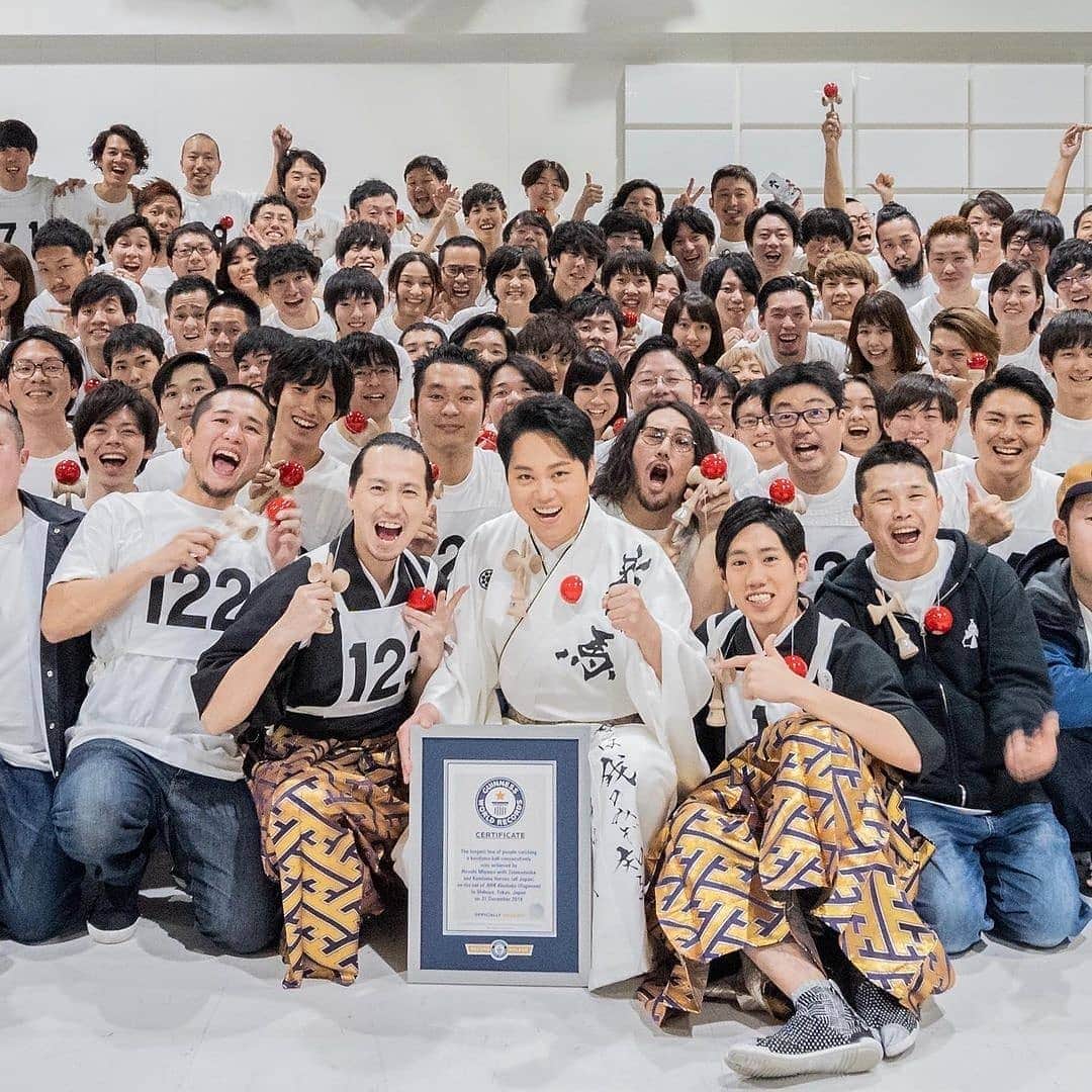 Hiroki Iijimaさんのインスタグラム写真 - (Hiroki IijimaInstagram)「. ✨10周年✨. . これからもけん玉界のチカラになれるように精進します！. . . . #Repost @zoomadanke . . "ZOOMADANKE 10TH ANNIVERSARY"﻿ ﻿ けん玉パフォーマンスコンビのず〜まだんけは10周年を迎えました。﻿ ﻿ この10年はけん玉界もとてつもないスピードで変化し、進化してきました。それにともない、ず〜まだんけも一緒に変化し、進化すべくけん玉パフォーマンスをしてきました。﻿ ﻿ それもすべてけん玉を一緒に楽しんでくれる皆さんのおかげです。ありがとうございます。﻿ ﻿ そこでInstagram内で 『ず〜まだんけ10周年キャンペーン』﻿ を行いたいと思います！﻿ ﻿ ①ハッシュタグ﻿ #zoomadanke10th﻿ #zoomadankeとの思い出﻿ #zoomadanke﻿ の三つをつけて﻿ ﻿ ②タグ付け﻿ @zoomadanke﻿ ﻿ をつけるだけ！﻿ ﻿ ZOOMADANKEとの思い出を投稿してください！（写真、動画、絵、なんでもオッケー！）﻿ ﻿ みなさんとのず〜まだんけの10年間の思い出を振り返りたいと思います！﻿ ﻿ 締め切りは今年の終わりの12/31 24時まで！﻿ ﻿ 抽選でずーまだんけグッズや使用済みのけん玉などをプレゼントしたいと思います！﻿ ﻿ これからも一緒にけん玉を楽しみましょう！﻿ ﻿ けん玉パフォーマンスコンビ﻿ ず〜まだんけ﻿ コダマン&イージー﻿ ﻿ #kendama #けん玉 #けん玉パフォーマー #けん玉パフォーマンスコンビ #ずーまだんけ」12月10日 12時33分 - zoomadanke_iji