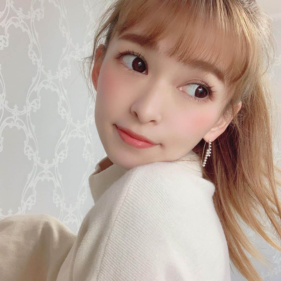 町田亜里香のインスタグラム：「このピアス可愛いくない💕？ 華奢で揺れる感じたまらない💗 @rocaill さんのものなんだけど、 価格も2300円(° o°)! めちゃくちゃアレルギー出る私が 1日つけてましたが反応なし🙆‍♀️✨ 300円OFFのクーポン頂けたので 利用すると2000円で買える🤍🤍 期間限定クーポンなので💞 もしよかったら使ってみてね𓍯  ◼︎◻︎◼︎◻︎◼︎◻︎◼︎◻︎◼︎◻︎◼︎◻︎◼︎◻︎◼︎  クーポンコード:arika12 ★割引:¥300OFFクーポン★ 有効期限:2020/12/12 21:00 ☆2000円以上のお買い物で利用可能☆  ◼︎◻︎◼︎◻︎◼︎◻︎◼︎◻︎◼︎◻︎◼︎◻︎◼︎◻︎◼︎ . . 他にも可愛いピアスたくさんあるの。 @rocaill のピアス華奢で可愛くて ゴールドも多いから個人的に めちゃくちゃすきで🤫。 コロナでお休みするとこもすき🤫 やっと再オープンしてくれてよかった🤍🤍🤍 . . #ピアス #ピアス女子 #華奢アクセサリー #ゴールドアクセサリー  #ママ #ママコーデ #mama」