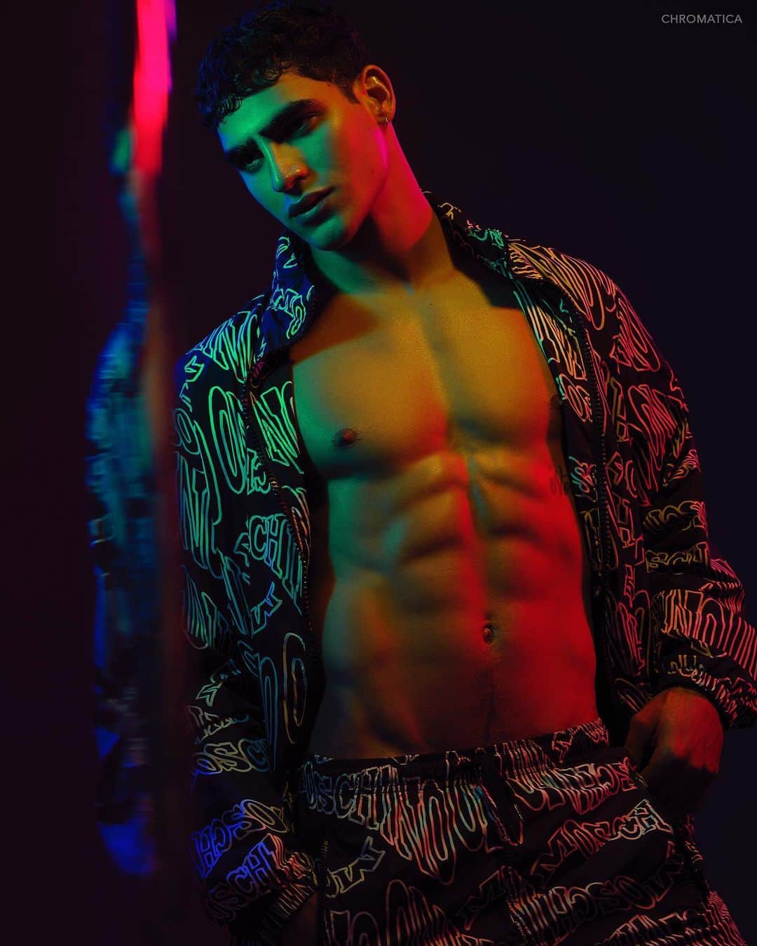 Moschinoさんのインスタグラム写真 - (MoschinoInstagram)「Moschino @jhona_burjack #jhonaburjack #moschino @itsjeremyscott photo @dimitristheocharis @chromaticamagazine」12月10日 12時42分 - moschino