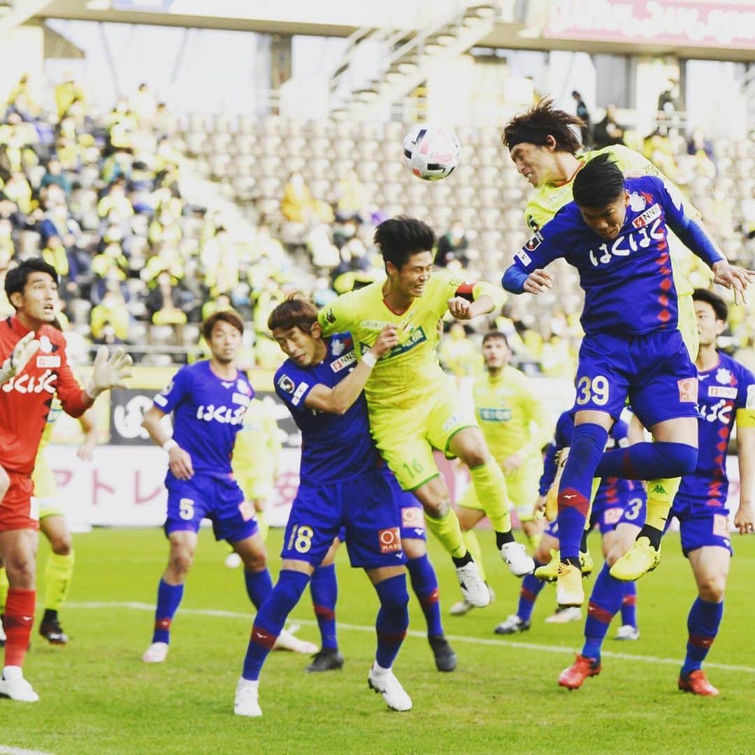 ジェフユナイテッド市原・千葉のインスタグラム：「増嶋竜也選手が2020シーズンをもって契約満了となり退団することとなりました。 Jリーグ通算335試合出場、ジェフでは通算70試合に出場（Jリーグ戦）し、ジェフの飛躍に貢献してくれました。 たくさんの感動をありがとう、増嶋選手。  □コメント 「ジェフユナイテッド市原・千葉サポーターのみなさんへ。  今シーズンを最後にジェフユナイテッド市原・千葉との契約が満了となり退団することになりました。  小さい頃から応援をしてきたジェフのユニフォームを着て、3年間プレーができたことに感謝します。  何とかしてジェフをJ1にあげるという思いで一生懸命チャレンジしてきましたが、みなさんの期待に応えられずに申し訳なく思っています。  今年でチームを離れることになりますが、また昔の頃のようにジェフのサポーターに戻って応援しようと思います。  プロ生活を続けていくうちに、最後は地元千葉でサッカー人生を終えて引退することが夢でもありました。しかし、まだ、辞められません。まだ、動けます。 まだ、サッカーがしたいです。 このまま引退したら後悔してしまいそうなので、もう少し頑張りたいと思います。  自分を必要としてくれるクラブがあるかわかりませんが、必要とされる場所を求めてチャレンジしていきます。  まだ今シーズンの試合は残っています。 最後まで大好きなジェフのために自分らしくやり切ります。 最後は笑顔でお別れしましょう。 3年間ありがとうございました。」  #jefunited #ジェフ千葉 #増嶋竜也 @masushima_tatsuya」