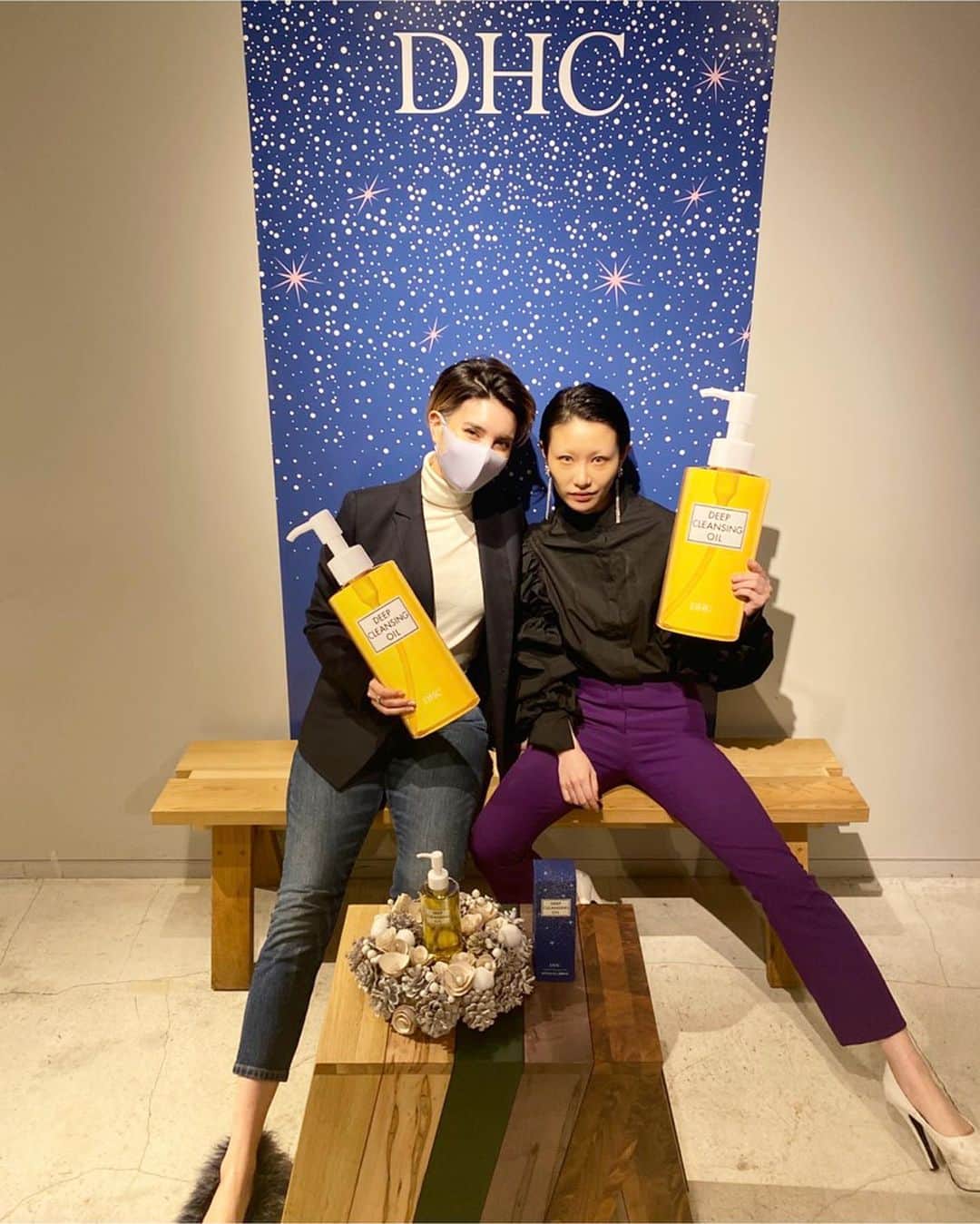 のインスタグラム：「._ @tokyoangelspod @dhcjapanglobal のワークショップに行ってきました！！ 動画にあるけど泡立て方も勉強になりめっちゃ泡泡になって下にしても落ちひんくらいやし、文字も透き通るくらいの透明度で凄いなと思った！ あとステップスキンケアも勉強になったしかつ肌年齢がチェックもできたんやけどめっちゃ点数よくてあがった！😍✨ 化粧はちゃんと落としてちゃんと顔を洗いましょう😜✨ 楽しかったありがとうございました💓✨._  *肌チェック、写真撮影の時のみ、マスクを外す許可をいただきました。  #dhcjapanglobal #dhc #DHCOliveSkincare #tokyoangelspod #skincare #beauty #deepcleansingoil #DCOHoliday2020」