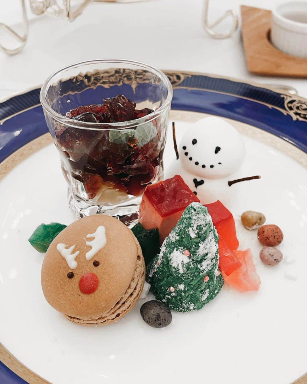 安原舞さんのインスタグラム写真 - (安原舞Instagram)「. . afternoon tea 🎄🦌🎁  クリスマスバージョンが可愛すぎる♡  紅茶の中にも金粉が入っていて 特別な気分になれます🌟  クリスマス女子会などに とってもおすすめの場所📍  #カフェトニーガーデン #cafe tony garden #セントラファエロチャペル御堂筋 #セラマジィ #ラファエロカフェ」12月10日 12時52分 - mai_yasuhara