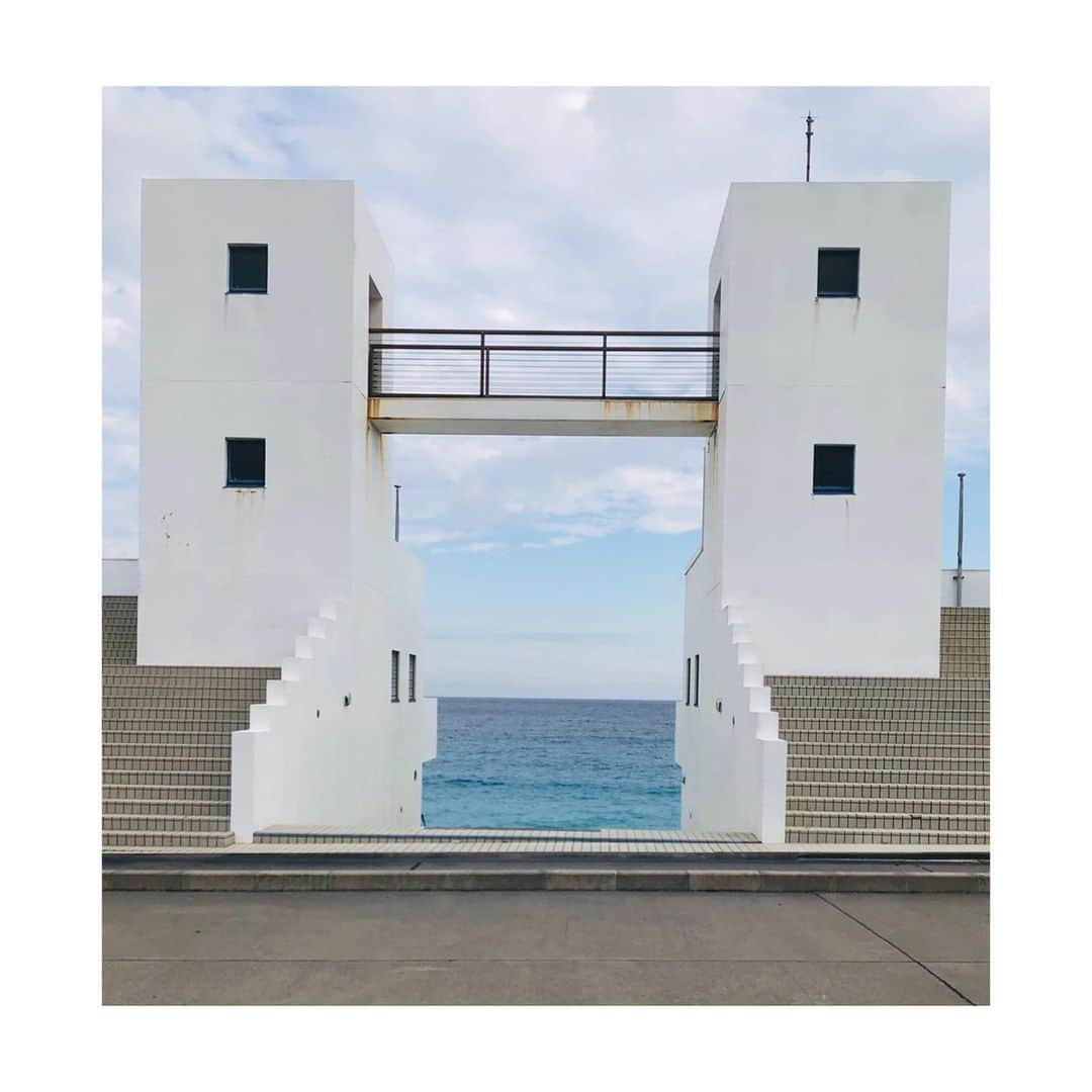 森田真以さんのインスタグラム写真 - (森田真以Instagram)「🏝 This is an unforgettable trip !!! . どこまでも続く青い海と、広〜〜〜い空☁️ 久しぶりに声を上げて感動しました🥺💓 東京のハワイと言うべきかもしれない🐠✨ 夏にはサーフィンをする人が沢山訪れてるんだって🏄‍♀️ . 私が行った時は誰もいなくて、 ただただ波の音と風の音が聴こえるだけでした🧏🏻‍♀️ . 島暮らしっていいね🥺憧れる❣️ . . #小笠原諸島 #伊豆諸島 #新島 #新島村 #旅行 #女子旅 #空 #海 #旅行好きな人と繋がりたい #羽伏浦海岸 #beach #sky #ocean #trip #tripgram #japan #niijima  #memories #plane #paradise」12月10日 12時57分 - morita_mai