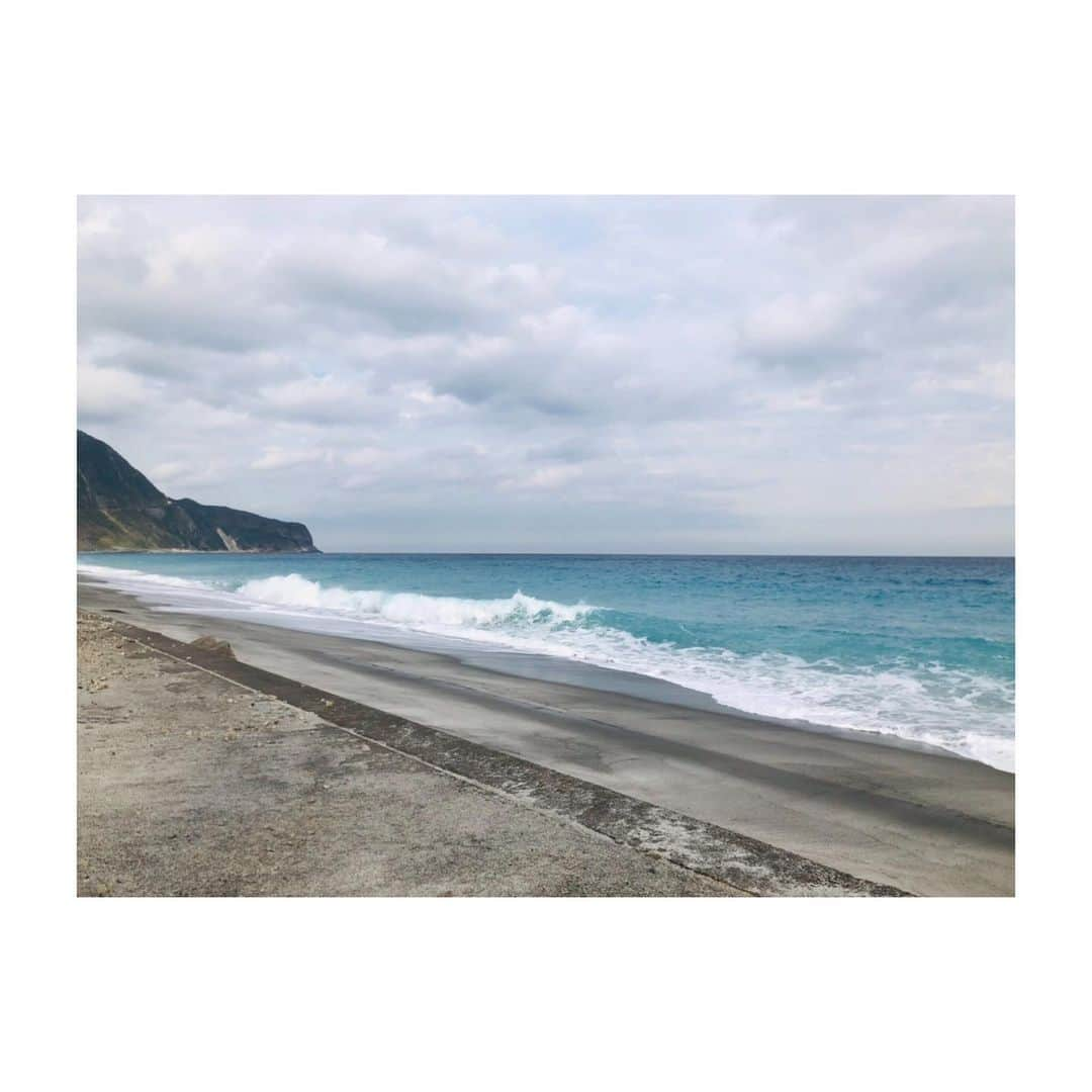 森田真以さんのインスタグラム写真 - (森田真以Instagram)「🏝 This is an unforgettable trip !!! . どこまでも続く青い海と、広〜〜〜い空☁️ 久しぶりに声を上げて感動しました🥺💓 東京のハワイと言うべきかもしれない🐠✨ 夏にはサーフィンをする人が沢山訪れてるんだって🏄‍♀️ . 私が行った時は誰もいなくて、 ただただ波の音と風の音が聴こえるだけでした🧏🏻‍♀️ . 島暮らしっていいね🥺憧れる❣️ . . #小笠原諸島 #伊豆諸島 #新島 #新島村 #旅行 #女子旅 #空 #海 #旅行好きな人と繋がりたい #羽伏浦海岸 #beach #sky #ocean #trip #tripgram #japan #niijima  #memories #plane #paradise」12月10日 12時57分 - morita_mai