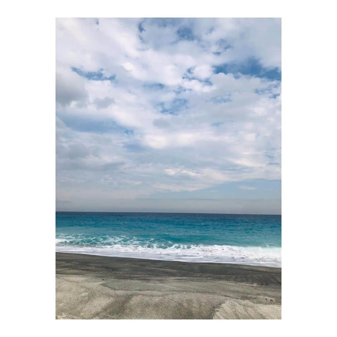 森田真以のインスタグラム：「🏝 This is an unforgettable trip !!! . どこまでも続く青い海と、広〜〜〜い空☁️ 久しぶりに声を上げて感動しました🥺💓 東京のハワイと言うべきかもしれない🐠✨ 夏にはサーフィンをする人が沢山訪れてるんだって🏄‍♀️ . 私が行った時は誰もいなくて、 ただただ波の音と風の音が聴こえるだけでした🧏🏻‍♀️ . 島暮らしっていいね🥺憧れる❣️ . . #小笠原諸島 #伊豆諸島 #新島 #新島村 #旅行 #女子旅 #空 #海 #旅行好きな人と繋がりたい #羽伏浦海岸 #beach #sky #ocean #trip #tripgram #japan #niijima  #memories #plane #paradise」