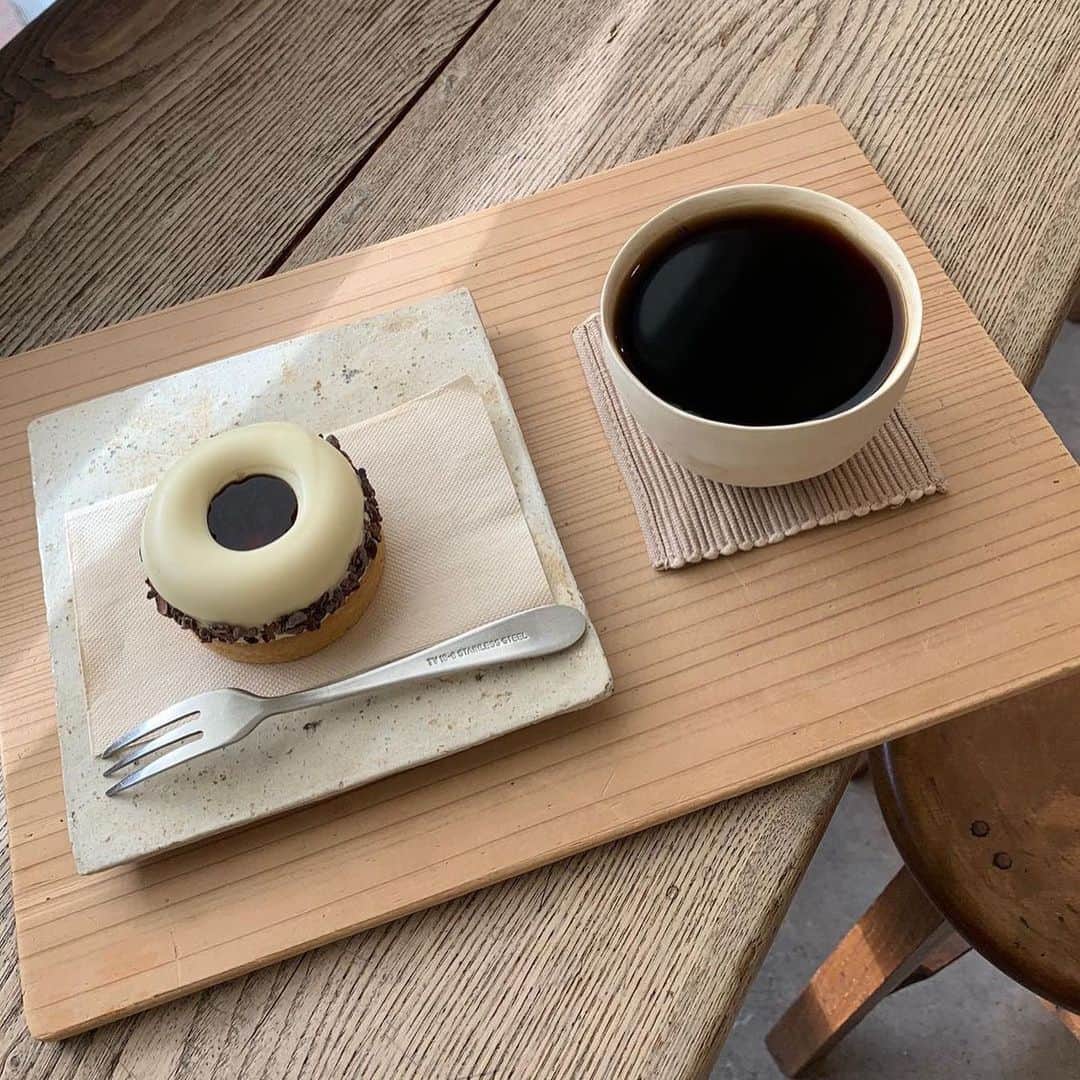 isutaさんのインスタグラム写真 - (isutaInstagram)「見た目はドーナツだけど...実はティラミス！？♡﻿ ﻿ ﻿ 京都・京都市動物園近くにある「菓子・茶房チェカ」は、数種類のお菓子と茶釜の湯で淹れられたお抹茶やコーヒーが楽しめるカフェ。﻿ ﻿ ﻿ 手作りのお菓子はどれも絶品！ 特に人気なのが、一見ドーナツのような見た目をした「ティラミス」。﻿ ﻿ ﻿ 上がホワイトチョコでコーティングされ、下はサクサクのタルト生地になっているのだそう！﻿ ﻿ ﻿ 味はもちろん、見た目からも楽しめる一品です♡﻿ ﻿ ﻿ オリジナルのブレンドコーヒーもお菓子との相性抜群ですよ♪﻿ ﻿ ﻿ ぜひチェックしてみてくださいね！﻿ ﻿ ﻿ 【菓子・茶房チェカ】﻿ 住所：京都府京都市左京区岡崎法勝寺町25番地﻿ 営業時間：10:00～19:00﻿ 定休日：月曜日・火曜日﻿ ﻿ ﻿ photo by﻿ @yumemiru.grm﻿ @aya_____o5﻿ @ma.riiiii_____co﻿ @_____a.um_11﻿ @sho__0812﻿ @rico.107﻿ ﻿ ﻿ #isuta #イスタ #isutapic﻿ #isutacafe #カフェ巡り #おしゃれカフェ﻿ #cafestagram #カフェ #カフェ好き﻿ #カフェスタグラム #京都カフェ #京都カフェ巡り﻿ #京都ランチ #京都グルメ #ティラミス﻿ #cafe #菓子茶房チェカ #蹴上カフェ #カフェ活﻿ #カフェ #カフェ好き #お洒落な人と繋がりたい﻿ #カフェ好きな人と繋がりたい #喫茶店﻿ #韓国風 #韓国風カフェ #京都観光 #京都巡り」12月10日 13時00分 - isuta_jp