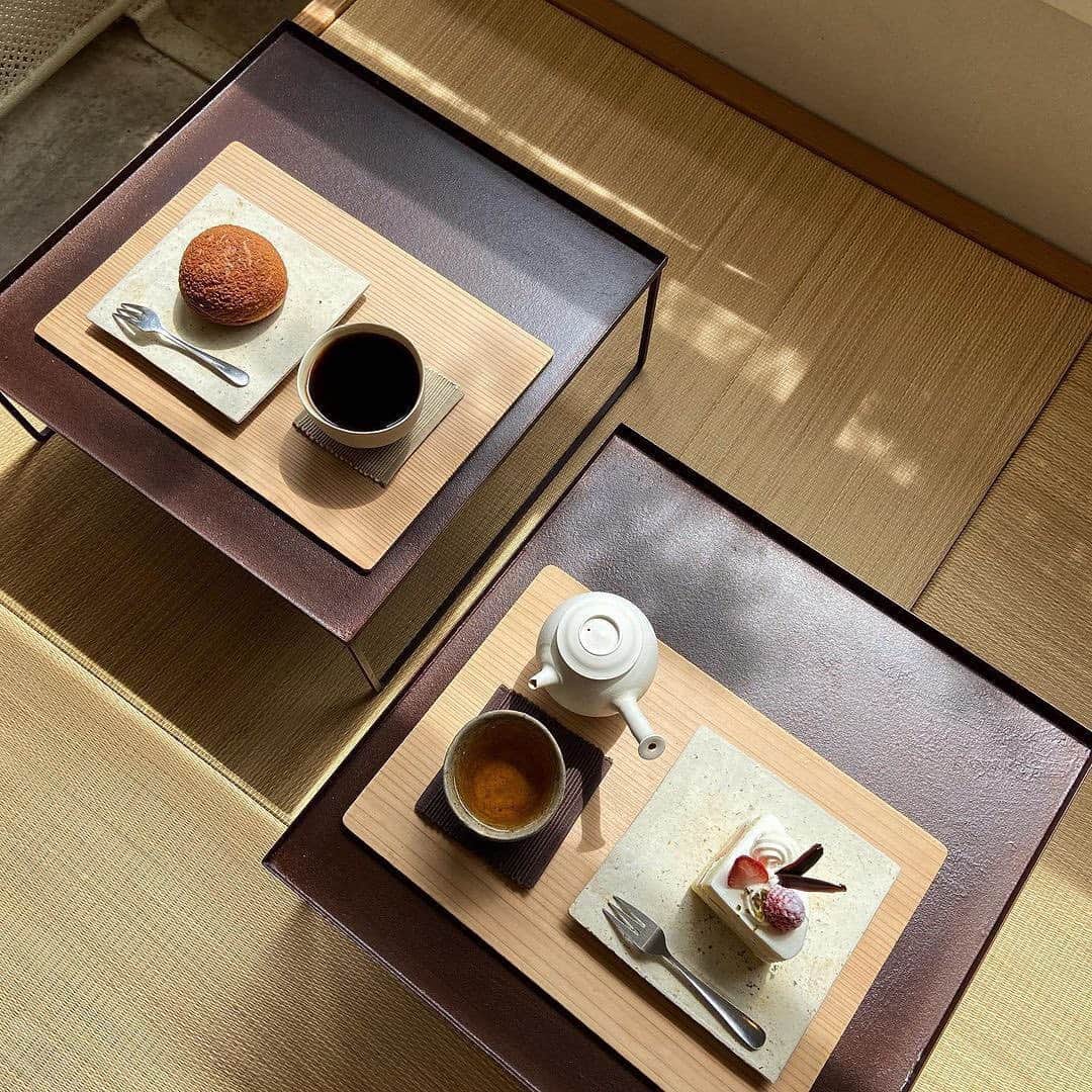 isutaさんのインスタグラム写真 - (isutaInstagram)「見た目はドーナツだけど...実はティラミス！？♡﻿ ﻿ ﻿ 京都・京都市動物園近くにある「菓子・茶房チェカ」は、数種類のお菓子と茶釜の湯で淹れられたお抹茶やコーヒーが楽しめるカフェ。﻿ ﻿ ﻿ 手作りのお菓子はどれも絶品！ 特に人気なのが、一見ドーナツのような見た目をした「ティラミス」。﻿ ﻿ ﻿ 上がホワイトチョコでコーティングされ、下はサクサクのタルト生地になっているのだそう！﻿ ﻿ ﻿ 味はもちろん、見た目からも楽しめる一品です♡﻿ ﻿ ﻿ オリジナルのブレンドコーヒーもお菓子との相性抜群ですよ♪﻿ ﻿ ﻿ ぜひチェックしてみてくださいね！﻿ ﻿ ﻿ 【菓子・茶房チェカ】﻿ 住所：京都府京都市左京区岡崎法勝寺町25番地﻿ 営業時間：10:00～19:00﻿ 定休日：月曜日・火曜日﻿ ﻿ ﻿ photo by﻿ @yumemiru.grm﻿ @aya_____o5﻿ @ma.riiiii_____co﻿ @_____a.um_11﻿ @sho__0812﻿ @rico.107﻿ ﻿ ﻿ #isuta #イスタ #isutapic﻿ #isutacafe #カフェ巡り #おしゃれカフェ﻿ #cafestagram #カフェ #カフェ好き﻿ #カフェスタグラム #京都カフェ #京都カフェ巡り﻿ #京都ランチ #京都グルメ #ティラミス﻿ #cafe #菓子茶房チェカ #蹴上カフェ #カフェ活﻿ #カフェ #カフェ好き #お洒落な人と繋がりたい﻿ #カフェ好きな人と繋がりたい #喫茶店﻿ #韓国風 #韓国風カフェ #京都観光 #京都巡り」12月10日 13時00分 - isuta_jp