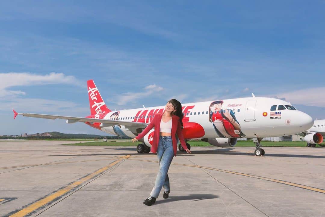 ヤンニーン・ワイゲルのインスタグラム：「Thank you to @airasia , Airasia media group & @officialredrecords for making this happen! Crazy to see myself on a plane now haha can’t wait to fly on this plane soon once the borders open up!🙏🏻✈️❤️」