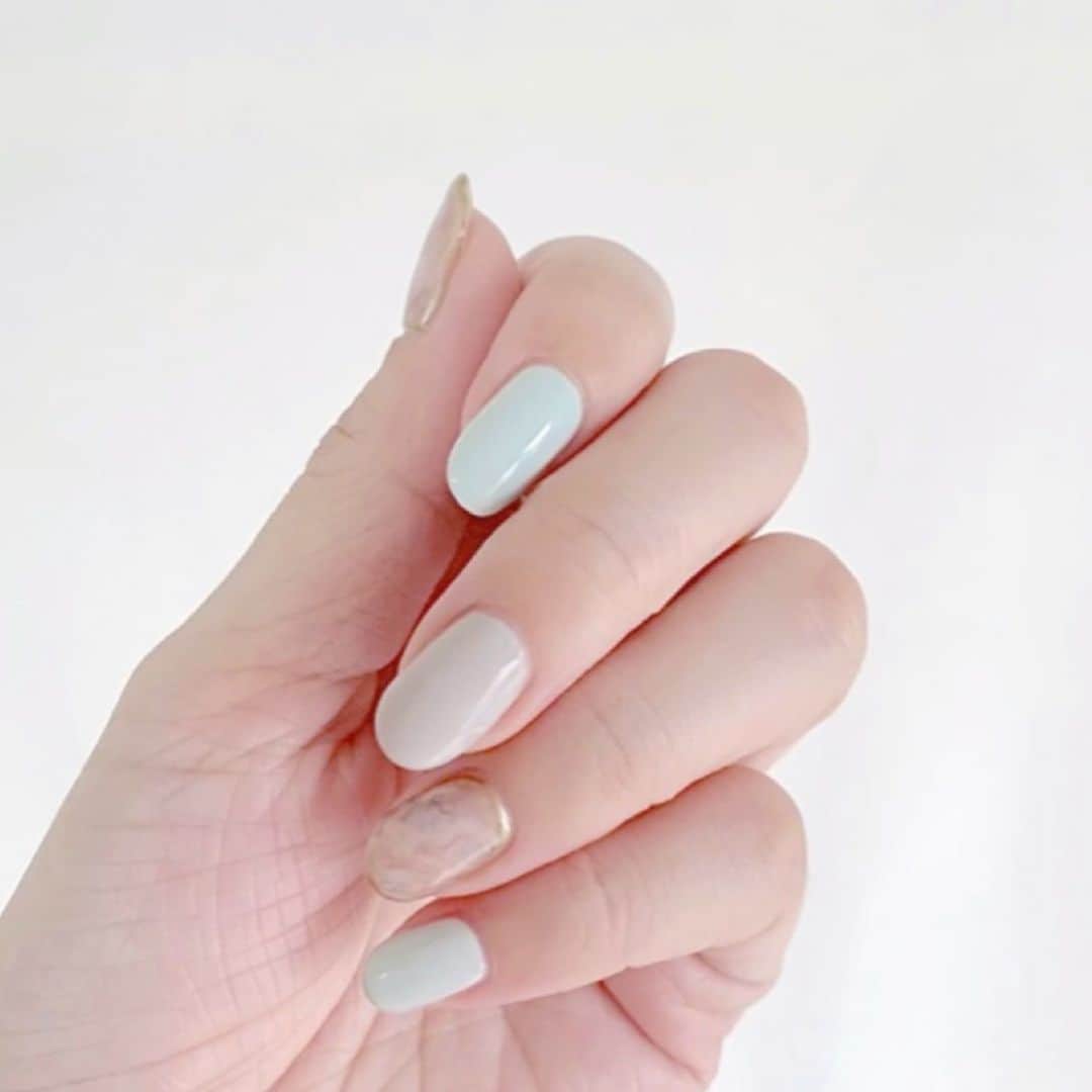 愛内みさのインスタグラム：「最近アルコールインクアートを始めたお客様♡*ネイルもインクnailに💅 ・ #repost @photoesthe_mayu  ありがとうございます✨  ・ ୨୧┈┈┈┈┈┈┈┈┈┈┈┈  表参道徒歩5分のネイルサロン Accueil unautre ・ ◼︎平日　11:00〜21:00 ◼︎土日祝　11:00〜19:00 ・ ▫︎パラジェル追加料金なし ▫︎ 大人可愛いネイルサンプル700種以上！ ▫︎ カラーは300色以上からお選びいただけます。 ・ ・ ・ #ニュアンスネイル #表参道ネイル #インクネイル」