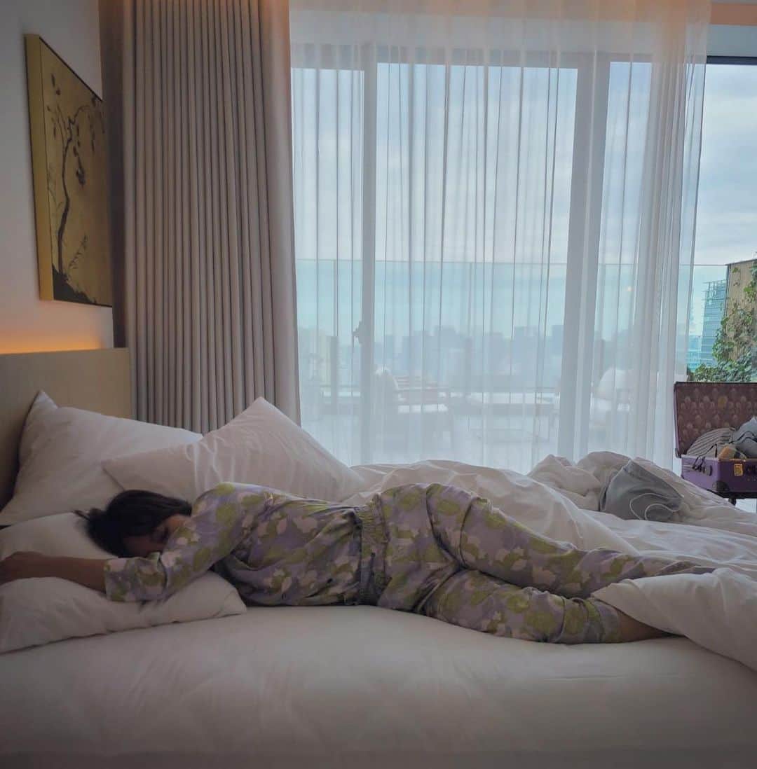 風間ゆみえのインスタグラム：「EDITON HOTELのベッドが気持ち良くて1日中ベッドで過ごしたい 夜だけじゃもったいない。  おやつ用意してベッドに寝転んでNetflixとか見続けたい、笑。  シルクのパジャマも新調したし、 そんな日が欲しい…✨  ベッドはシーリーですって🤫✨ @toranomonedition  #yumie_k_style」