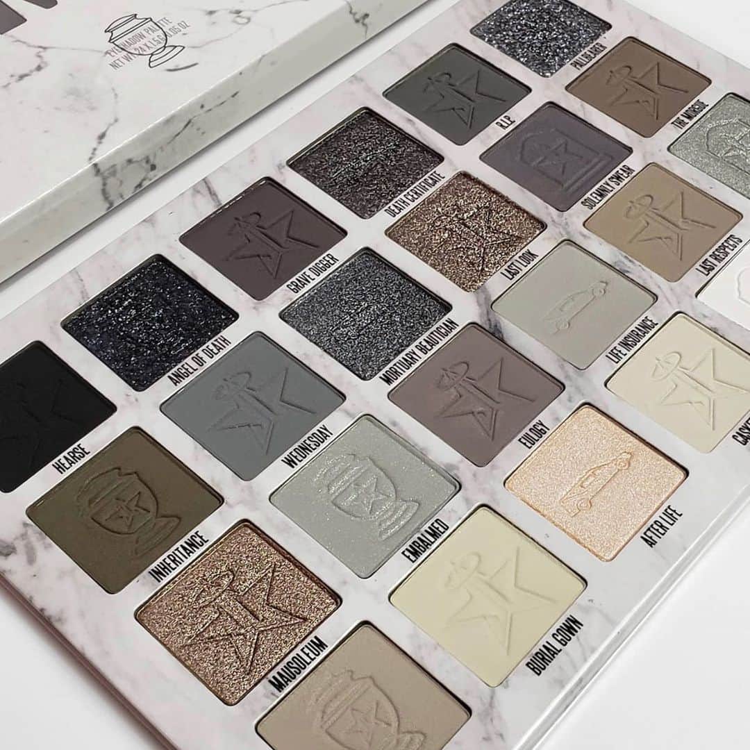 Jeffree Star Cosmeticsさんのインスタグラム写真 - (Jeffree Star CosmeticsInstagram)「SMOKE IT OUT🖤 @ladytsotsos_beauty laying out our #CREMATED palette 💨 #jeffreestarcosmetics」12月10日 13時08分 - jeffreestarcosmetics