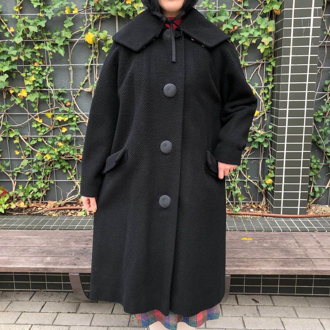 NUTTY Vintage&Collectibleのインスタグラム：「🇺🇸NEW ARRIVAL🇺🇸 from U.S.A  ☑︎vtg 50's black coat bigcollar&buttons  まあるいシルエットが可愛らしいコート入荷いたしました。  ケープの様に肩周りに広がる大きな襟は、ホックを留めてスタンドカラーにもなります。  しっかり裏地付きで真冬も暖かく、重過ぎず着心地も抜群！  ヴィンテージアイテムにはもちろん、あえてカジュアルに着崩すのも素敵ですよ。  （着用スタッフ168cm）  ------------------------------------ 🛍NUTTY通販について🛍 ------------------------------------- ＜ONLINE STORE＞ VINTAGE▶︎http://nutty.theshop.jp/ USED SELECT▶︎https://nuttyselect.official.ec/ （プロフィールページURLよりjump🕊） ㅤㅤㅤㅤㅤㅤㅤㅤㅤㅤㅤㅤㅤ ＜VIDEO CHAT SHOPPING＞ テレビ電話をお繋ぎして、リアルタイムでご案内いたします。詳細は過去の投稿をご覧ください。」