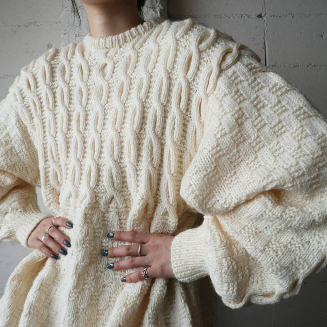 吉祥寺 古着屋 Orfeoのインスタグラム：「Cable × Square Volume Sleeve Knit  #orfeo #kichijoji #tokyo #vintage #used #fashion #coordinate #outfit . . . スタッフ募集についてはこちら→https://www.instagram.com/p/CHcEl3Tl1Sk/?igshid=1j1r0z0xinhmp .  お問い合わせはインスタグラムのプロフィール掲載のメールアドレスにお願いいたします。コメント、DMでのお問い合わせは受け付けておりませんのでご了承ください。 ONLINE SHOPの商品も店頭にてご購入頂けます。気になる商品がございましたらスタッフにお声掛けください。  新型コロナウィルス感染拡大防止策を徹底した上で営業をしております。マスクの着用、入店時にアルコールでの消毒をお願いいたします。」