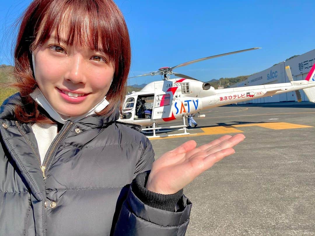 中野結香のインスタグラム：「ヘリコプターに乗ってきました🚁 安倍川の「瀬切れ」の様子をリポートしています。瀬切れとは、川の表面に水が流れていない様子のこと。 今、安倍川はどうなっているのでしょうか？詳しくは、きょうの「とびっきり！しずおか」のお天気コーナーをご覧ください📺」