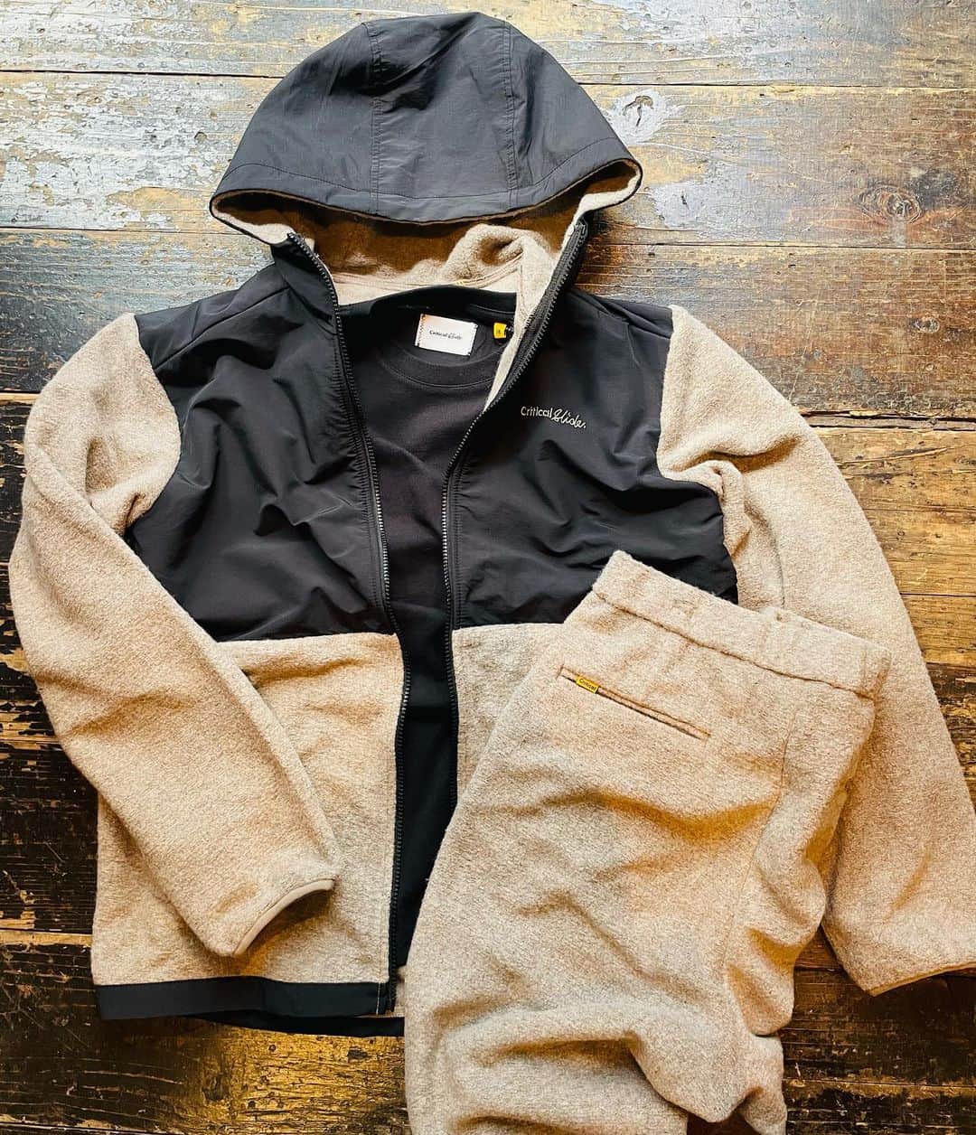 PORT of CALL Cafe&Store Tokyoのインスタグラム：「﻿ #pocdstyle﻿ -New Arrival-﻿ ＠tcss﻿ 👕Vandal L/S Tee﻿ (Dusty Pink,Sand,Phantom)﻿ 🧥Wool Boa Hoodie﻿ (Beige,Black)﻿ 👖Wool Boa Pant﻿ (Beige,Black)﻿ Stocked @poc_daikanyama﻿ インナーは毎日使うものだからシンプルなものに永遠の定番を着ていたい。💭﻿ この冬無敵なウール素材のセットアップ。﻿ サーフ後、車移動など気軽に着れて、軽い着心地。﻿ 着てみたら分かる、そんなこの冬オススメしたいアイテムなんです☺️👌﻿ #tcss  #criticalslide #new #collection #portofcalldaikanyama #cafeandstore」