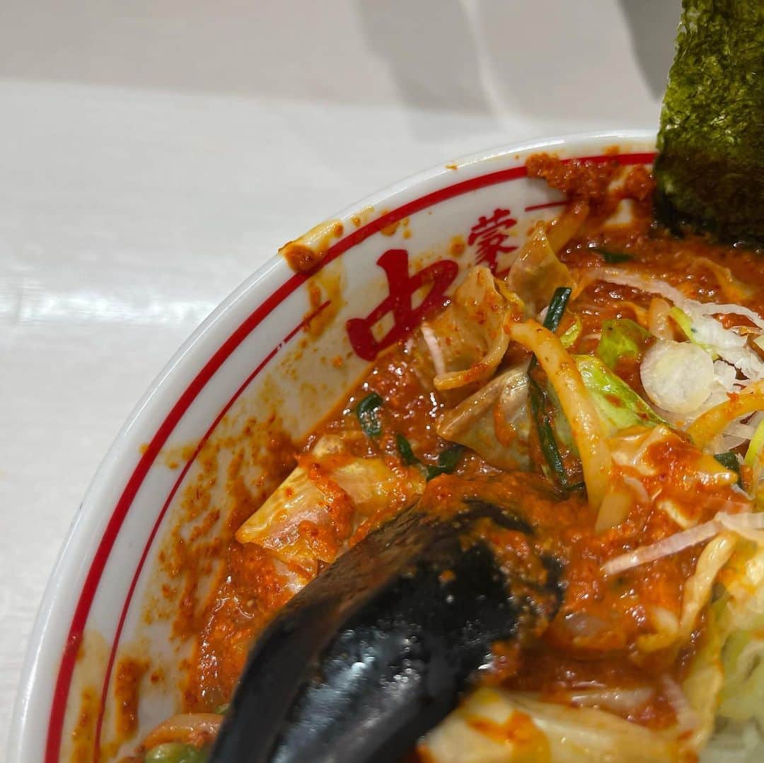 rasuさんのインスタグラム写真 - (rasuInstagram)「蒙古タンメン中本川崎店 北極やさいシャキシャキ麺半分10倍 北極味玉ゆでたまごネギほうれん草海苔  今日は赤みも強く唐辛子多めのドロドロ٩( ᐛ )و  辛さ増されれば増されるほど元ダレとかスープとか唐辛子とか量や味の調整は難しいだろうから同じメニューでも作る方や場合によって毎回若干味が異なるので何回食べてもまた食べよってなっちゃう(//´﹃｀//)  今日もめちゃくちゃ旨かった(//´﹃｀//)(//´﹃｀//)   いつも辛み調整ありがとうございます！  次は胡麻極辛5倍超シビかな🤔  #蒙古タンメン中本 #蒙古タンメン中本川崎店 #ラーメン #旨辛」12月10日 13時32分 - rashu_eat