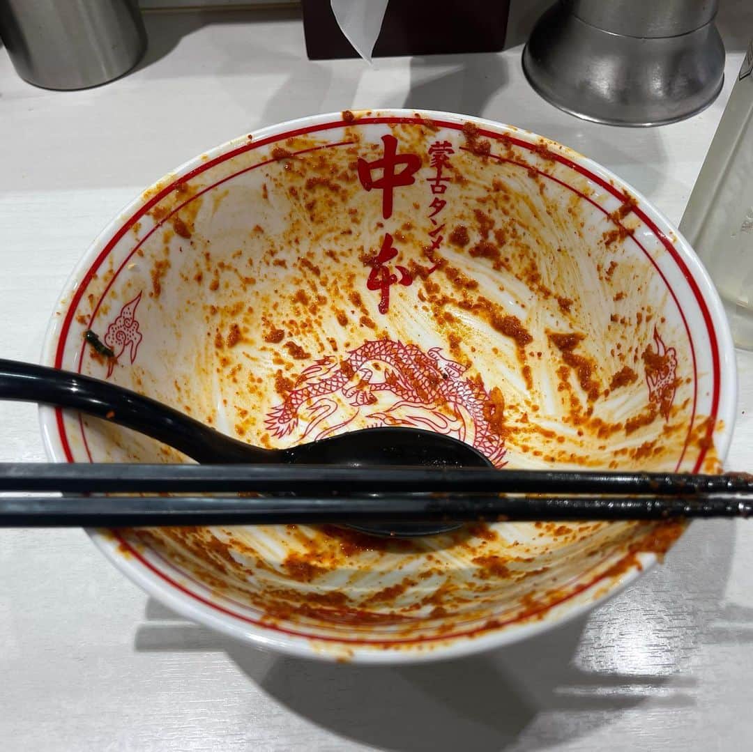 rasuさんのインスタグラム写真 - (rasuInstagram)「蒙古タンメン中本川崎店 北極やさいシャキシャキ麺半分10倍 北極味玉ゆでたまごネギほうれん草海苔  今日は赤みも強く唐辛子多めのドロドロ٩( ᐛ )و  辛さ増されれば増されるほど元ダレとかスープとか唐辛子とか量や味の調整は難しいだろうから同じメニューでも作る方や場合によって毎回若干味が異なるので何回食べてもまた食べよってなっちゃう(//´﹃｀//)  今日もめちゃくちゃ旨かった(//´﹃｀//)(//´﹃｀//)   いつも辛み調整ありがとうございます！  次は胡麻極辛5倍超シビかな🤔  #蒙古タンメン中本 #蒙古タンメン中本川崎店 #ラーメン #旨辛」12月10日 13時32分 - rashu_eat