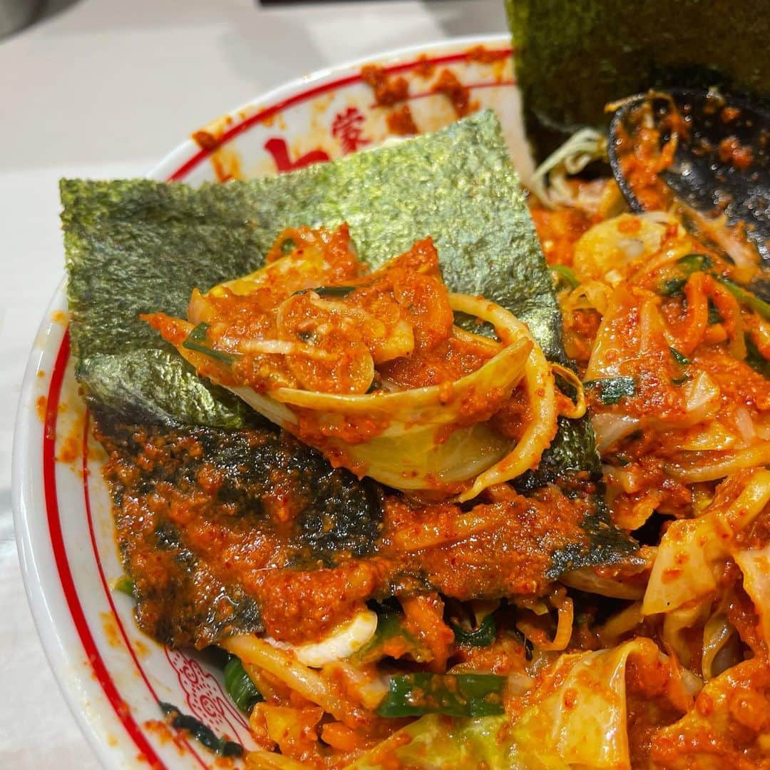 rasuさんのインスタグラム写真 - (rasuInstagram)「蒙古タンメン中本川崎店 北極やさいシャキシャキ麺半分10倍 北極味玉ゆでたまごネギほうれん草海苔  今日は赤みも強く唐辛子多めのドロドロ٩( ᐛ )و  辛さ増されれば増されるほど元ダレとかスープとか唐辛子とか量や味の調整は難しいだろうから同じメニューでも作る方や場合によって毎回若干味が異なるので何回食べてもまた食べよってなっちゃう(//´﹃｀//)  今日もめちゃくちゃ旨かった(//´﹃｀//)(//´﹃｀//)   いつも辛み調整ありがとうございます！  次は胡麻極辛5倍超シビかな🤔  #蒙古タンメン中本 #蒙古タンメン中本川崎店 #ラーメン #旨辛」12月10日 13時32分 - rashu_eat