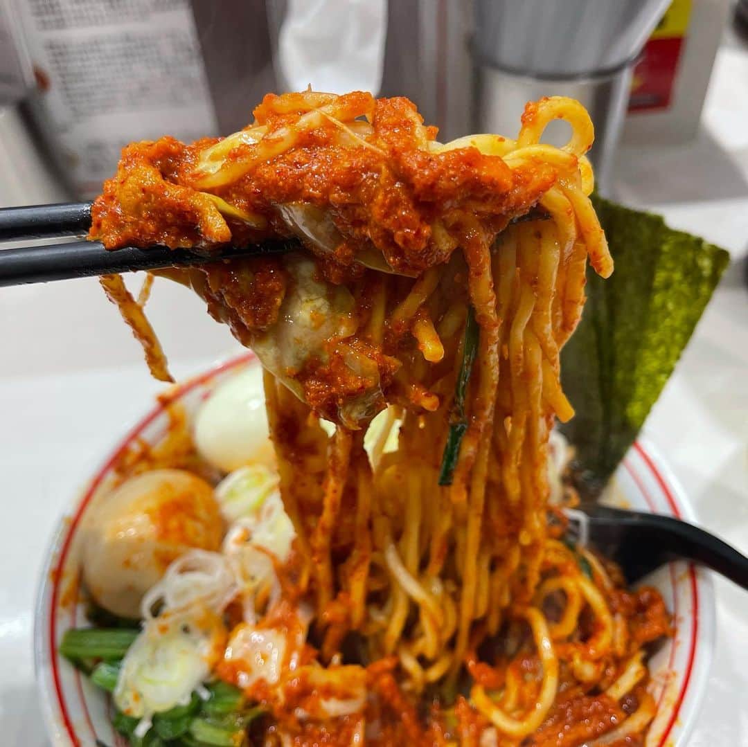 rasuさんのインスタグラム写真 - (rasuInstagram)「蒙古タンメン中本川崎店 北極やさいシャキシャキ麺半分10倍 北極味玉ゆでたまごネギほうれん草海苔  今日は赤みも強く唐辛子多めのドロドロ٩( ᐛ )و  辛さ増されれば増されるほど元ダレとかスープとか唐辛子とか量や味の調整は難しいだろうから同じメニューでも作る方や場合によって毎回若干味が異なるので何回食べてもまた食べよってなっちゃう(//´﹃｀//)  今日もめちゃくちゃ旨かった(//´﹃｀//)(//´﹃｀//)   いつも辛み調整ありがとうございます！  次は胡麻極辛5倍超シビかな🤔  #蒙古タンメン中本 #蒙古タンメン中本川崎店 #ラーメン #旨辛」12月10日 13時32分 - rashu_eat
