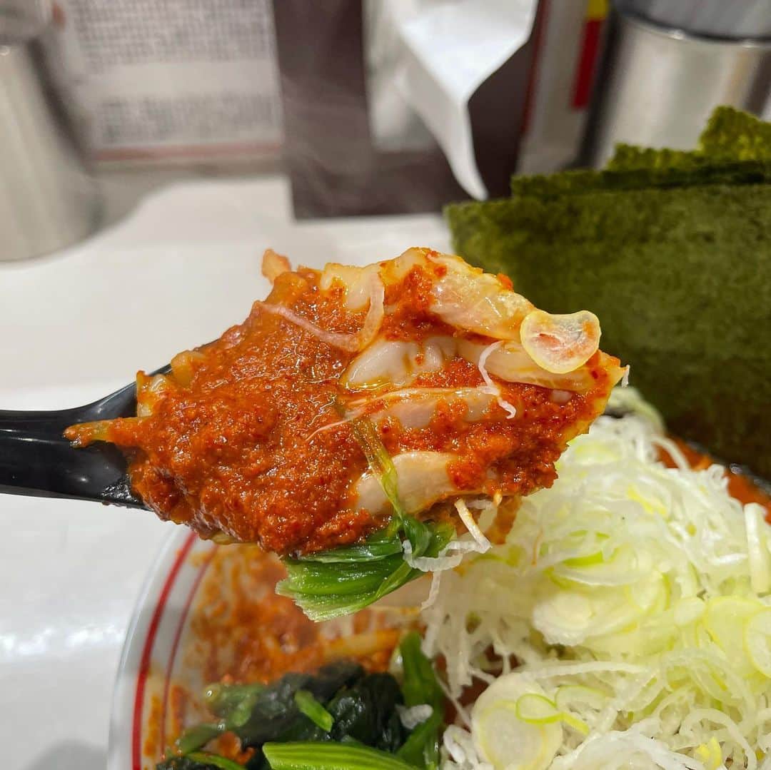 rasuさんのインスタグラム写真 - (rasuInstagram)「蒙古タンメン中本川崎店 北極やさいシャキシャキ麺半分10倍 北極味玉ゆでたまごネギほうれん草海苔  今日は赤みも強く唐辛子多めのドロドロ٩( ᐛ )و  辛さ増されれば増されるほど元ダレとかスープとか唐辛子とか量や味の調整は難しいだろうから同じメニューでも作る方や場合によって毎回若干味が異なるので何回食べてもまた食べよってなっちゃう(//´﹃｀//)  今日もめちゃくちゃ旨かった(//´﹃｀//)(//´﹃｀//)   いつも辛み調整ありがとうございます！  次は胡麻極辛5倍超シビかな🤔  #蒙古タンメン中本 #蒙古タンメン中本川崎店 #ラーメン #旨辛」12月10日 13時32分 - rashu_eat