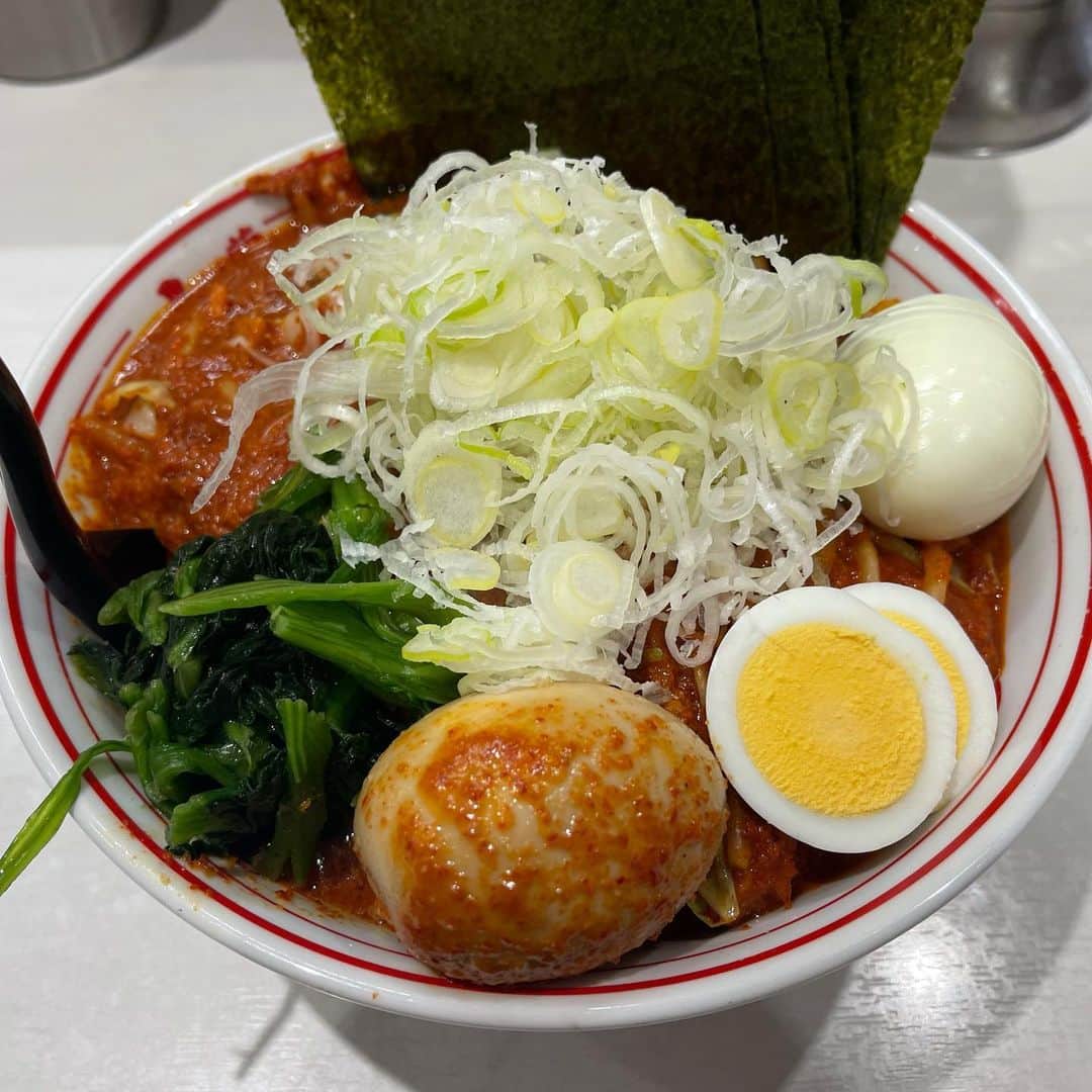 rasuさんのインスタグラム写真 - (rasuInstagram)「蒙古タンメン中本川崎店 北極やさいシャキシャキ麺半分10倍 北極味玉ゆでたまごネギほうれん草海苔  今日は赤みも強く唐辛子多めのドロドロ٩( ᐛ )و  辛さ増されれば増されるほど元ダレとかスープとか唐辛子とか量や味の調整は難しいだろうから同じメニューでも作る方や場合によって毎回若干味が異なるので何回食べてもまた食べよってなっちゃう(//´﹃｀//)  今日もめちゃくちゃ旨かった(//´﹃｀//)(//´﹃｀//)   いつも辛み調整ありがとうございます！  次は胡麻極辛5倍超シビかな🤔  #蒙古タンメン中本 #蒙古タンメン中本川崎店 #ラーメン #旨辛」12月10日 13時32分 - rashu_eat