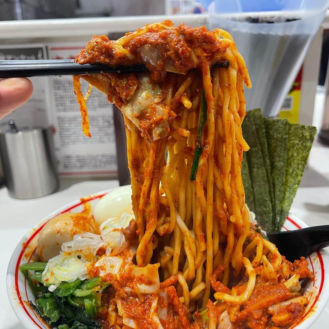 rasuさんのインスタグラム写真 - (rasuInstagram)「蒙古タンメン中本川崎店 北極やさいシャキシャキ麺半分10倍 北極味玉ゆでたまごネギほうれん草海苔  今日は赤みも強く唐辛子多めのドロドロ٩( ᐛ )و  辛さ増されれば増されるほど元ダレとかスープとか唐辛子とか量や味の調整は難しいだろうから同じメニューでも作る方や場合によって毎回若干味が異なるので何回食べてもまた食べよってなっちゃう(//´﹃｀//)  今日もめちゃくちゃ旨かった(//´﹃｀//)(//´﹃｀//)   いつも辛み調整ありがとうございます！  次は胡麻極辛5倍超シビかな🤔  #蒙古タンメン中本 #蒙古タンメン中本川崎店 #ラーメン #旨辛」12月10日 13時32分 - rashu_eat