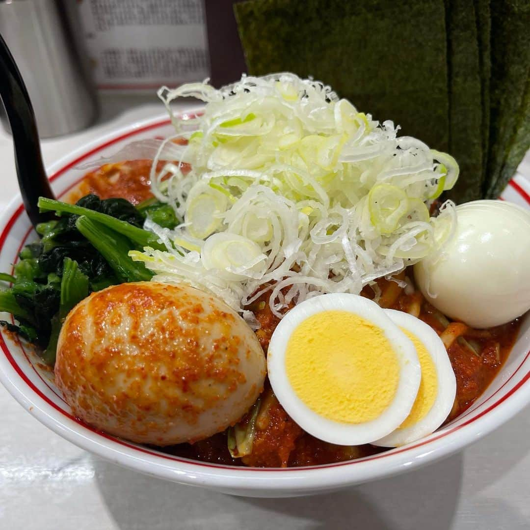 rasuのインスタグラム：「蒙古タンメン中本川崎店 北極やさいシャキシャキ麺半分10倍 北極味玉ゆでたまごネギほうれん草海苔  今日は赤みも強く唐辛子多めのドロドロ٩( ᐛ )و  辛さ増されれば増されるほど元ダレとかスープとか唐辛子とか量や味の調整は難しいだろうから同じメニューでも作る方や場合によって毎回若干味が異なるので何回食べてもまた食べよってなっちゃう(//´﹃｀//)  今日もめちゃくちゃ旨かった(//´﹃｀//)(//´﹃｀//)   いつも辛み調整ありがとうございます！  次は胡麻極辛5倍超シビかな🤔  #蒙古タンメン中本 #蒙古タンメン中本川崎店 #ラーメン #旨辛」