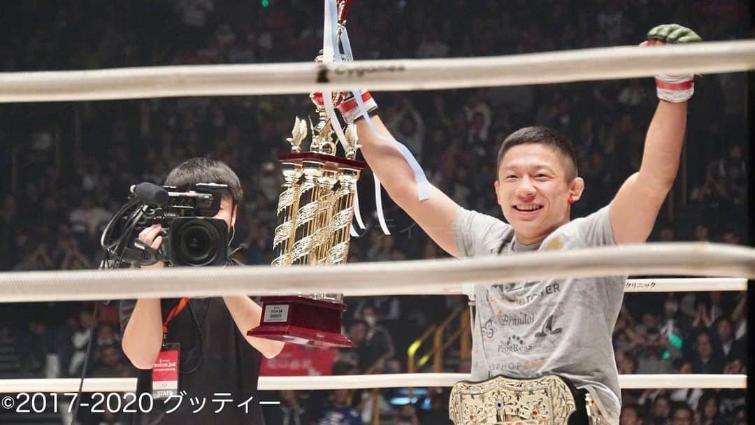 のインスタグラム：「ㅤ ㅤ ◎堀口恭司選手RIZIN振り返り ㅤ ■RIZIN9戦目：2018.12.31　RIZIN.14 ㅤ RIZINバンタム級タイトルマッチ vs ダリオン・コールドウェル 選手 ○　3R 1:13 フロントチョーク ㅤ #堀口恭司 (@kyoji1012 )選手 #RIZIN #ATT #グッティー写真 で振り返る ◎公式動画：https://youtu.be/SDj92OrpoGM」