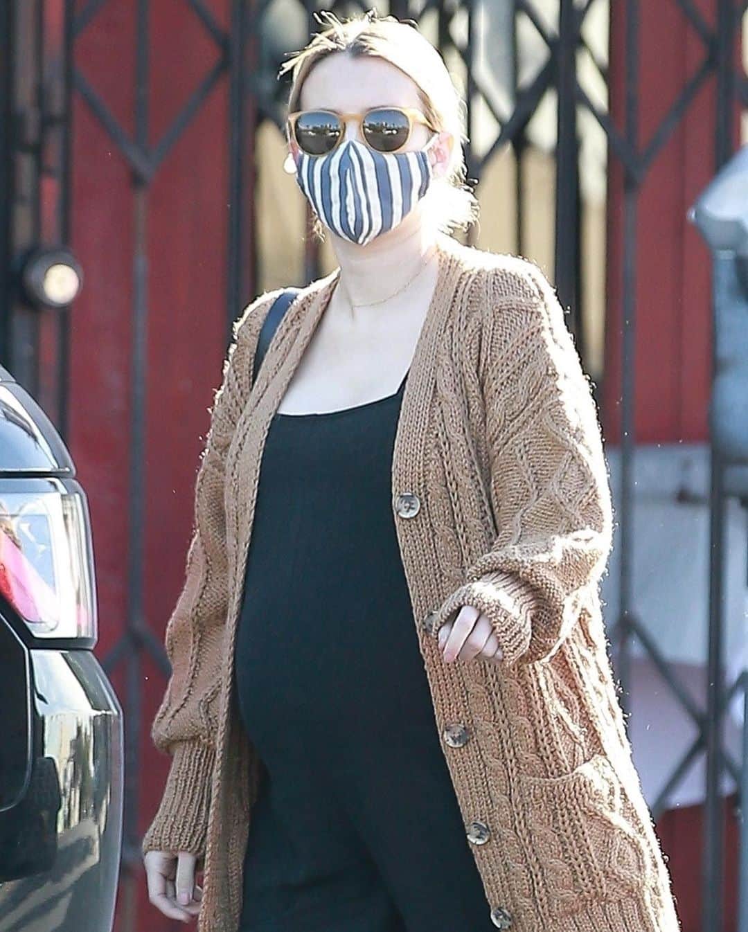 Just Jaredさんのインスタグラム写真 - (Just JaredInstagram)「@emmaroberts dresses her growing baby bump in a black jumpsuit while out running errands.  #EmmaRoberts Photos: Backgrid」12月10日 13時38分 - justjared
