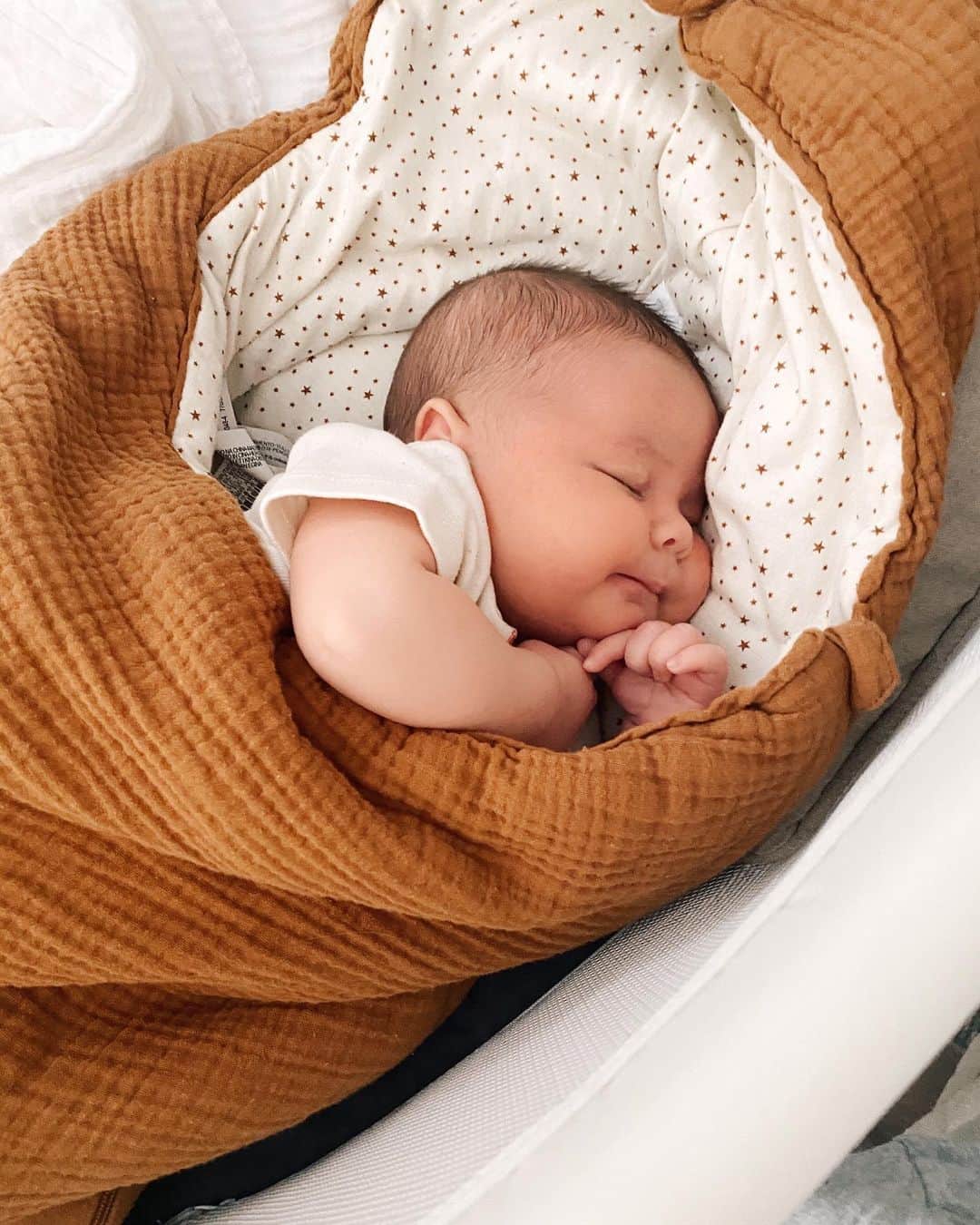 Sazan Hendrixさんのインスタグラム写真 - (Sazan HendrixInstagram)「Love this 👉🏼 “The 4th trimester aka after birth there is a sacred window of time: a time for complete rejuvenation of a woman’s physical, mental and spiritual health. A time for deep, extended bonding with her newborn. The first 42 days after birth, set the stage for her next 42 years” 👏🏼 A good reminder that it’s okay to pause your life’s regular scheduled programming to fully embrace the season you’re in right now. A season of simply being. Being still. Being present. Being open to all the newness around you. Let peace and joy surround you and let love guide you through the fog. Soak up the sweet moments and embrace the hard moments. Make every minute count. One day when you look back it will have so been worth it 🙌🏼 #motherhood #lessonslearned #4thtrimester #postpartumjourney」12月10日 13時39分 - sazan