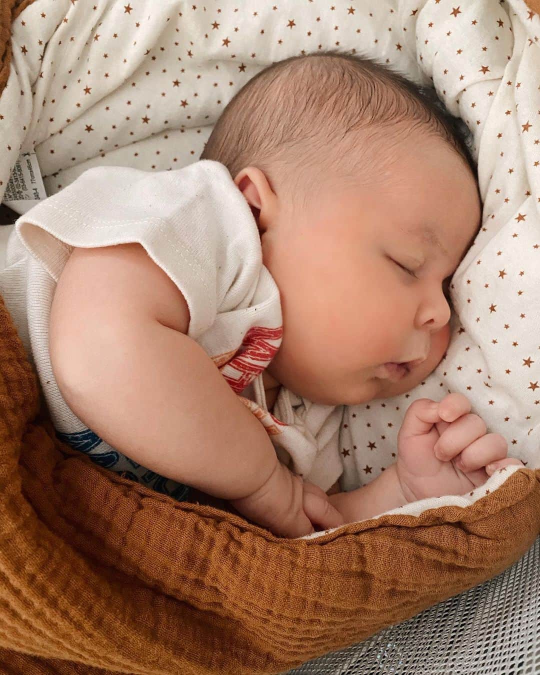 Sazan Hendrixさんのインスタグラム写真 - (Sazan HendrixInstagram)「Love this 👉🏼 “The 4th trimester aka after birth there is a sacred window of time: a time for complete rejuvenation of a woman’s physical, mental and spiritual health. A time for deep, extended bonding with her newborn. The first 42 days after birth, set the stage for her next 42 years” 👏🏼 A good reminder that it’s okay to pause your life’s regular scheduled programming to fully embrace the season you’re in right now. A season of simply being. Being still. Being present. Being open to all the newness around you. Let peace and joy surround you and let love guide you through the fog. Soak up the sweet moments and embrace the hard moments. Make every minute count. One day when you look back it will have so been worth it 🙌🏼 #motherhood #lessonslearned #4thtrimester #postpartumjourney」12月10日 13時39分 - sazan