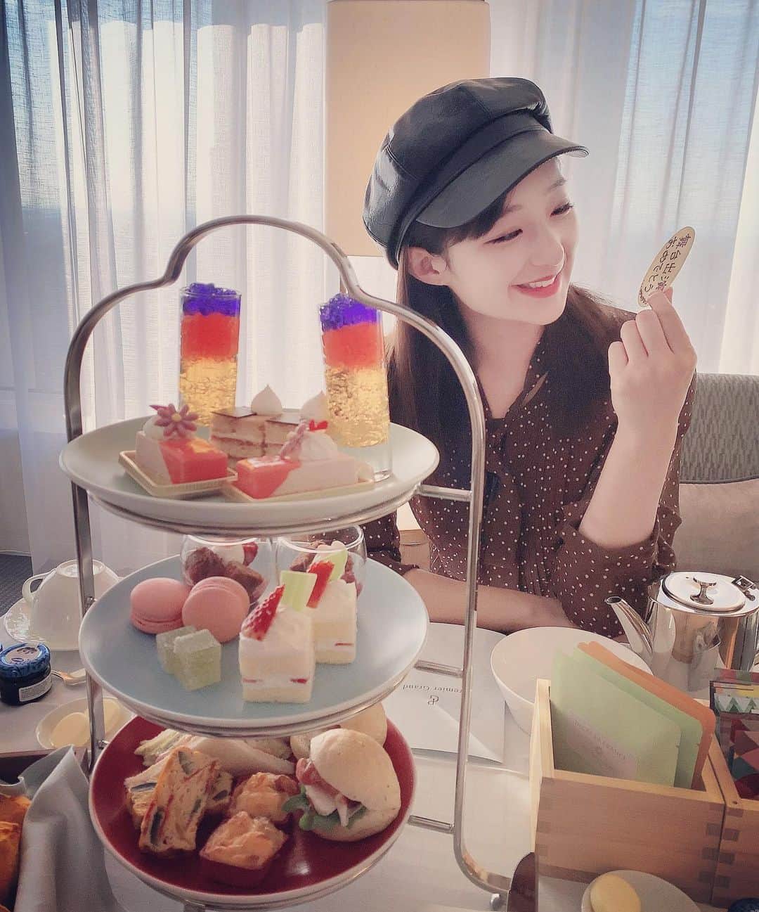 ミクのインスタグラム：「. . 　#アフターヌーンティー 　#京王プラザホテル  　#ロクシタン #ティータイム 　#ホテルラウンジ　#スイーツ　#新宿　#afternoontea #loccitane #keioplazahotel #映え　#fashion #snidel #ootd . . またまた39☆ . . お母さんありがとっ♡」
