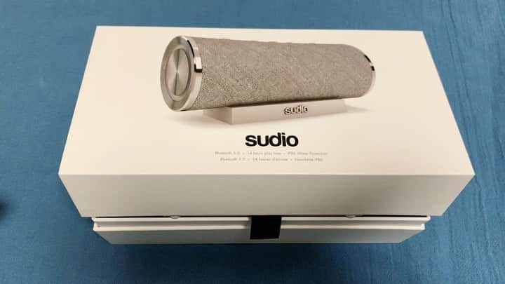 田中真奈美のインスタグラム：「箱からバージョン😁🔊✨ . 旅先にも持って行ったスピーカー💕　 @sudio 【Sudio Femtio(スーディオフェムティオ)のシルバー】 . 車の中でも🚗室外⛰でもみんなで音楽を共有出来ます🎶 . コンパクトながらもパワフルなスピーカー🔉 持ち運びにすごく便利💕 ビーチやシャワーの水しぶきから台風まで、水遊びだけじゃない、本気の防水が出来るのがまたすごい😂🙏🏻夏も活躍してくれるな🏖💕 . 良かったら15%割引クーポン使ってください💕【manami717】です🔉 （有効期限は2021年1月30日まで） . 今ならオーディオ機器本体をご購入の方対象にクリスマスにぴったりなギフトラッピングキットをプレゼント中🎄 20日までのご注文でクリスマスまでにお届け🎁   送料無料・国内から配送・30日間返品無料・Sudio Sphere登録で3年間製品保証 . 以前紹介したイヤホンFemも毎日使ってます💕🎶 イヤホンで私の生活が快適になったんですがスピーカーで家族との時間がまた快適になりそうです💕🎶  . #sudio #sudiomoments #sudiojp  Thank you @sudio☺️🙏🏻💕」