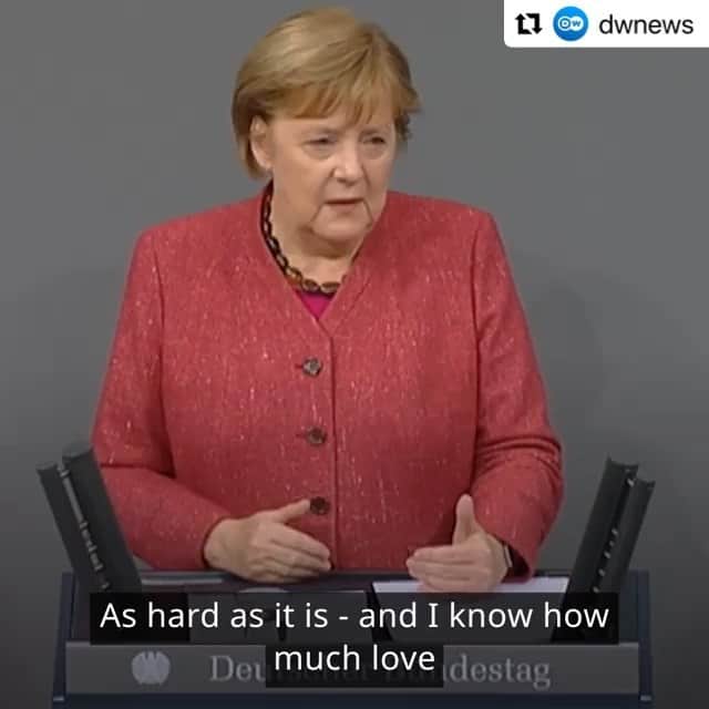 リー・シェンロンのインスタグラム：「Addressing the German Parliament, Chancellor Angela Merkel made an impassioned plea to her people to adhere to tougher restrictions to stem the rising tide of COVID-19 infections in the country.   In Singapore, the number of new cases has stayed low, but we must not let our guard down. The battle is far from over. We must all continue to do our part and stay vigilant. We must not let our hard won successes slip away. – LHL」