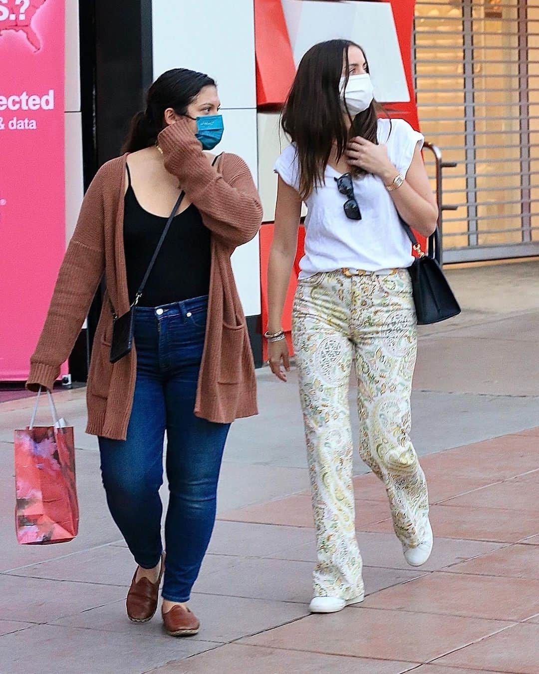 Just Jaredさんのインスタグラム写真 - (Just JaredInstagram)「Ana de Armas wears a pair of yellow paisley pants for a little shopping with a friend in Santa Monica #AnadeArmas Photos: Backgrid」12月10日 13時49分 - justjared
