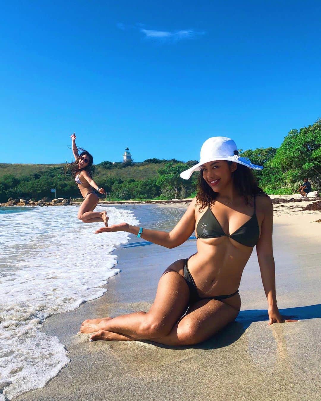 ユリサのインスタグラム：「💗👭💗 くだらない遊びにいつも全力で付き合ってくれて、顔筋肉痛になるぐらい笑わせてくれる友達がいて幸せ🥰 一緒にふざけ過ぎて、肉離れを起こしたあなた。笑 そろそろ動く前にはストレッチが必要になってきました😂おばあちゃんになっても、歌って踊って爆笑して、次の日声飛ばそうね👵 Happy birthday @aloha_cece 🎉」