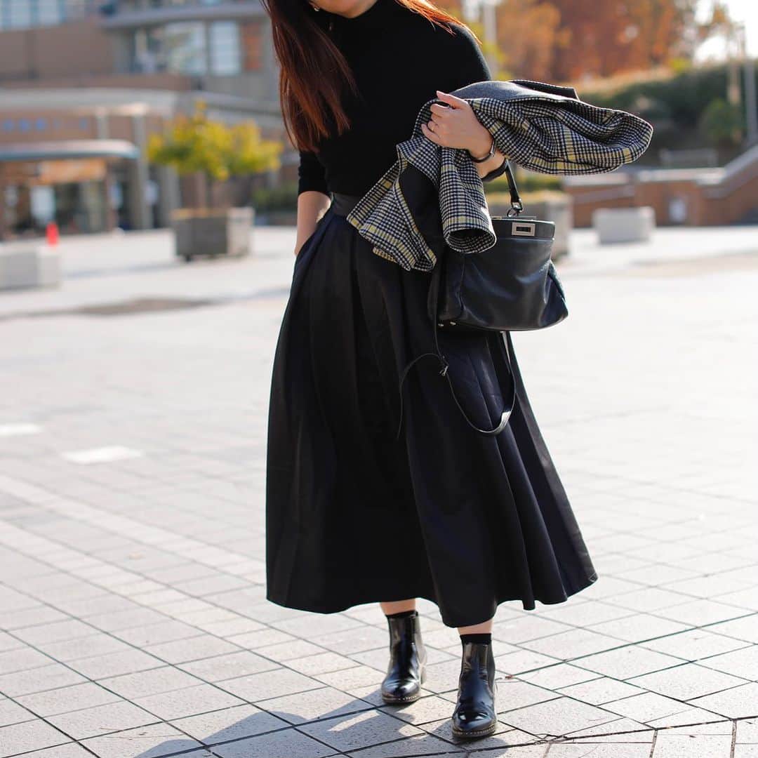 田中幸恵のインスタグラム：「_____ . . フィット& フレア やっぱり好きなシルエット  タフタのふんわりスカート探してて、楽天でめっちゃいいの見つけた😳 今のネットショップってホンマすごいね。  はじめて買ったネットショップ。 コスパ最高！ どうもありがとぉぉ🙏 . . tops  @uniqlo  skirt @myu____official  boots @pertini_japan  bag @fendi  coat @anplegant  . #uniqlo  #myu  #pertini  #fendi  #anplegant  #ユニクロ　#アンプレガント」