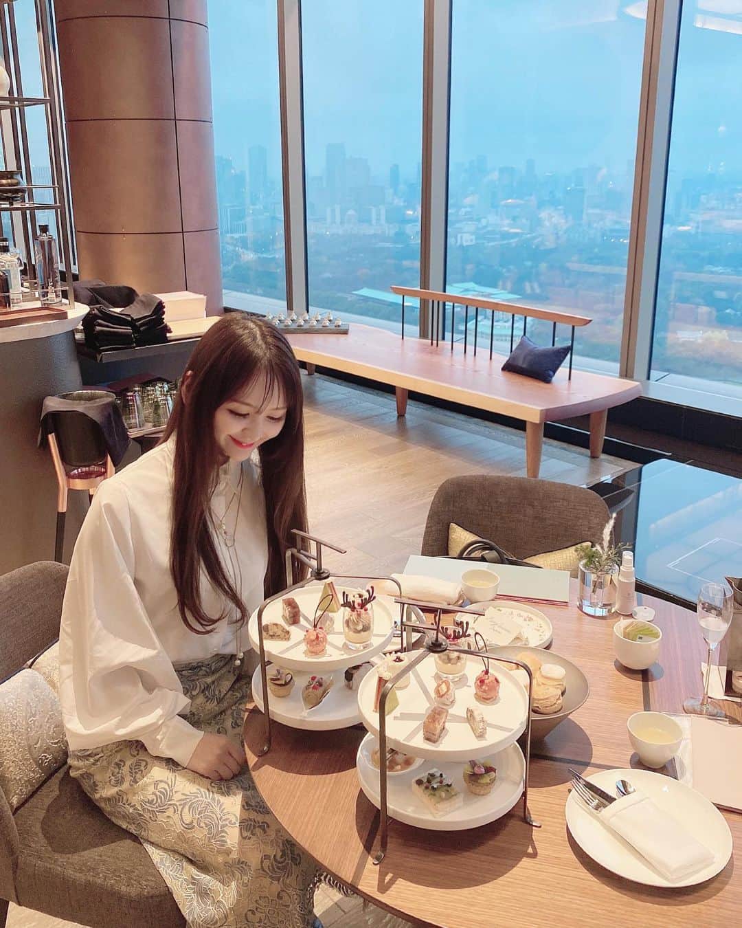 藤後 沙織 とうごさおりのインスタグラム：「10才の時からの親友とアフタヌーンティー🫖♥️ フォーシーズンズホテル大手町ほんとに素敵でした…♥︎ 上段はスイーツはもちろんですが、下段のセイボリーが劇的においしい◡̈🍴 親友といると1時間が1分ぐらいに感じるほど時間すぐすぎるののなんで(●´৺`●) ・ ・ #アフタヌーンティー#フォーシーズンズホテル東京大手町 #フォーシーズンズ#フォーシーズンホテルアフタヌーンティー#アフタヌーンティー部#東京#大手町#東京アフタヌーンティー #fourseasons #fourseasonshotel #fourseasonshoteltokyootemachi」