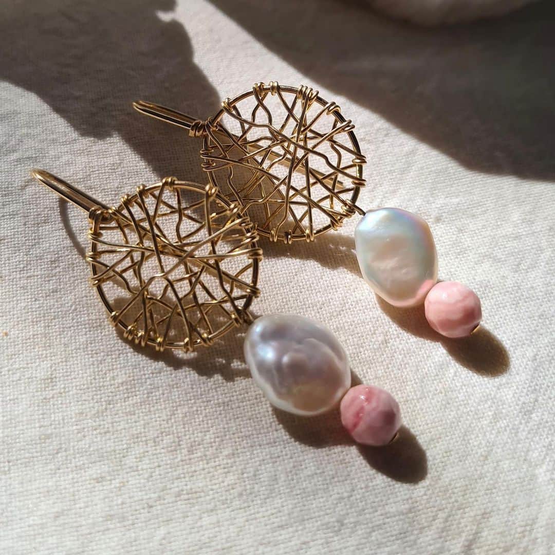 カレンウォーカーのインスタグラム：「Karen Walker Makers, restocked! Auckland jeweller @vania.co.nz has just finished more of her beautiful handmade rhodochrosite and baroque pearl pieces for us - available on karenwalker.com (link in profile) and in stores.」