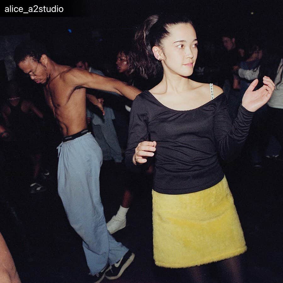 のインスタグラム：「偶然発見された I don’t remember this yellow hairy mini skirt but I remember this bra strap ... @karobrandi spotted me from NYC club archives 😆🍋🐤 *** by @alice_a2studio  On the dance floor at @bodyandsoulnyc energy #vinyl #club Dec 1999 #copyrightalicearnold . . . . . #dancing #hangingout #nightlife #housemusic #dancemusic #clubscence」