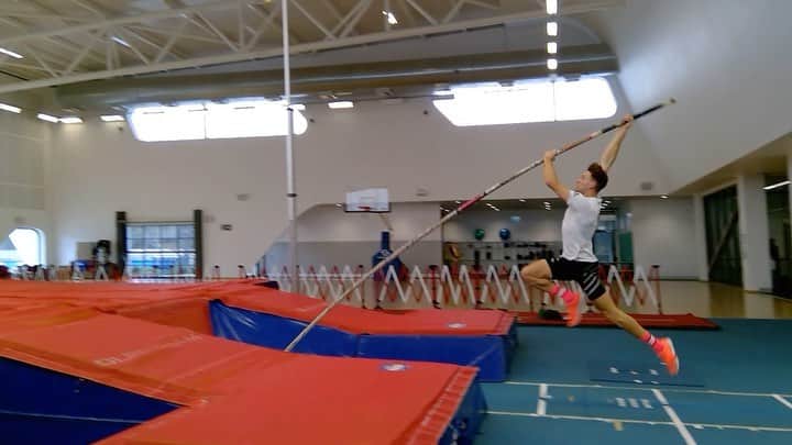 カーティス・マーシャルのインスタグラム：「Look about right @samkendricks ? 🤔 #polejump #8step」
