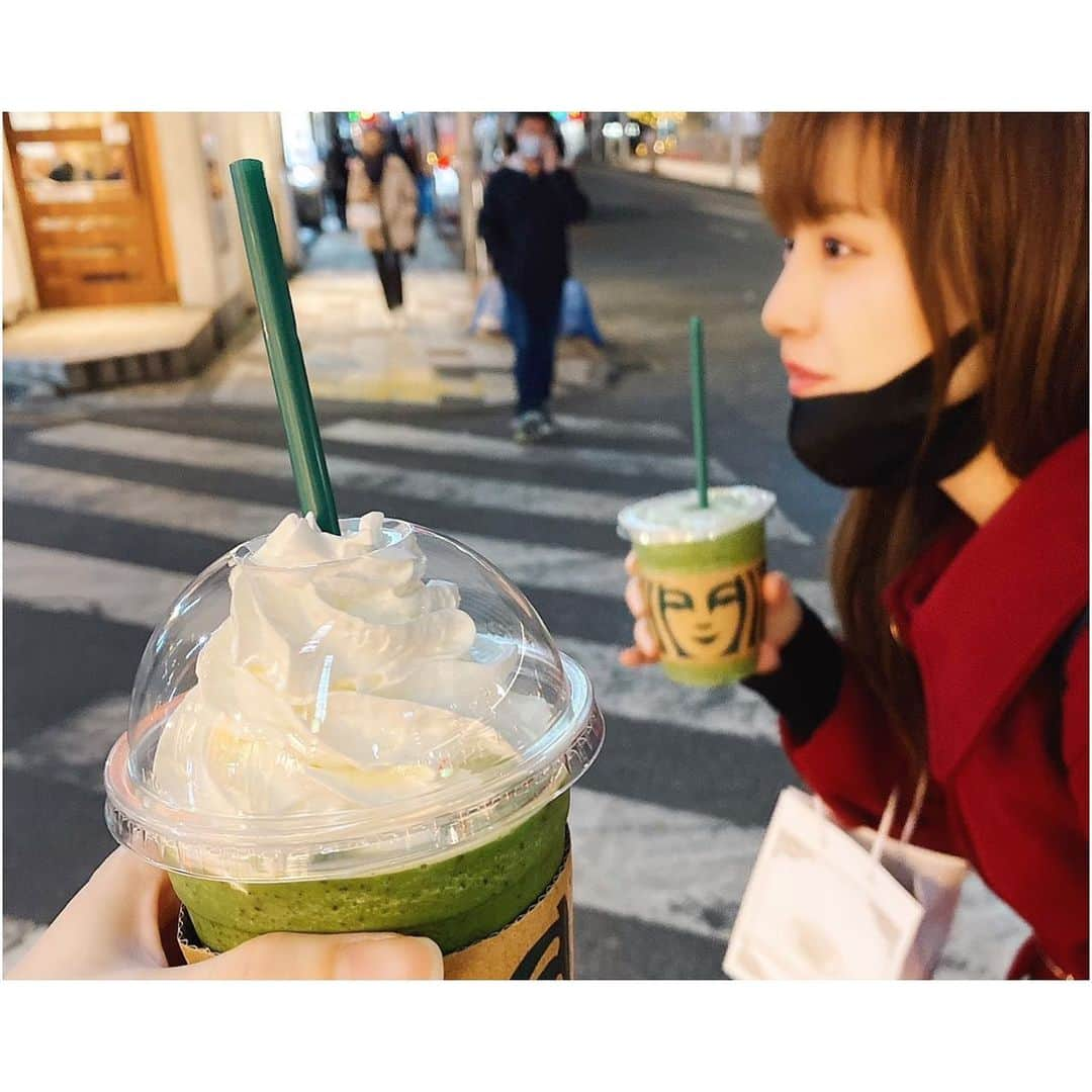 松木星良のインスタグラム：「スタババイワンゲットワンフリー☕️  #スターバックス #スタバ #starbucks #starbuckscoffee #抹茶フラペチーノ #matcha #よく寒いのにフラペチーノなんか飲めるね #さむいなあ #まだタイツはかない #まだ裸族やめない #まだ暖房つけない #でもルームシューズは履いてる #非常に滑稽 #バスローブは着る #貴族スタイル #いや変態スタイル #いえーい」