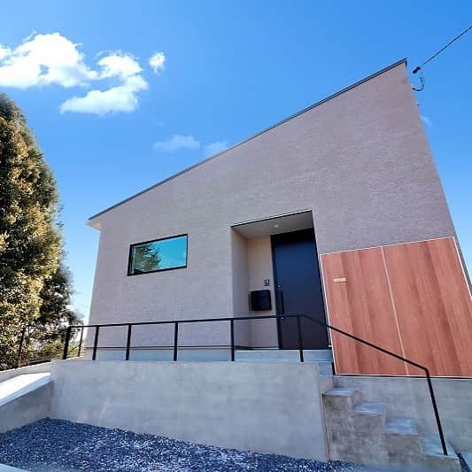 のインスタグラム：「🎈 【外観特集】  安佐南区伴東 TN様邸 注文住宅  【モデルハウス見学予約受付中🏠】 土日祝はもちろん平日でも色々なスタイルのモデルハウスをご見学いただけます😊🎈  場所:安佐南区山本新町（春日野）  イベント情報はこちら▼ @nishimoto_house ⇧プロフィールのURLよりご覧いただけます👀  #西本ハウス #広島県 #工務店 #ZEROCUBE #ゼロキューブ #グッドデザイン賞 #1000万円からはじめる家づくり #子育て世代の家  #子育て世代の家づくり #デザイン住宅  #デザイナーズ住宅 #新築一戸建て #マイホーム #新築マイホーム #注文住宅 #規格住宅 #家づくり #暮らしを楽しむ #セミオーダー住宅 #セミオーダー #セミオーダーハウス #広島建売 #建売 #分譲住宅 #分譲中 #広島分譲住宅」