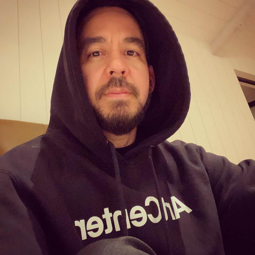 マイク・シノダのインスタグラム：「This is my post dinner, pre bedtime uniform these days. What’s yours?」